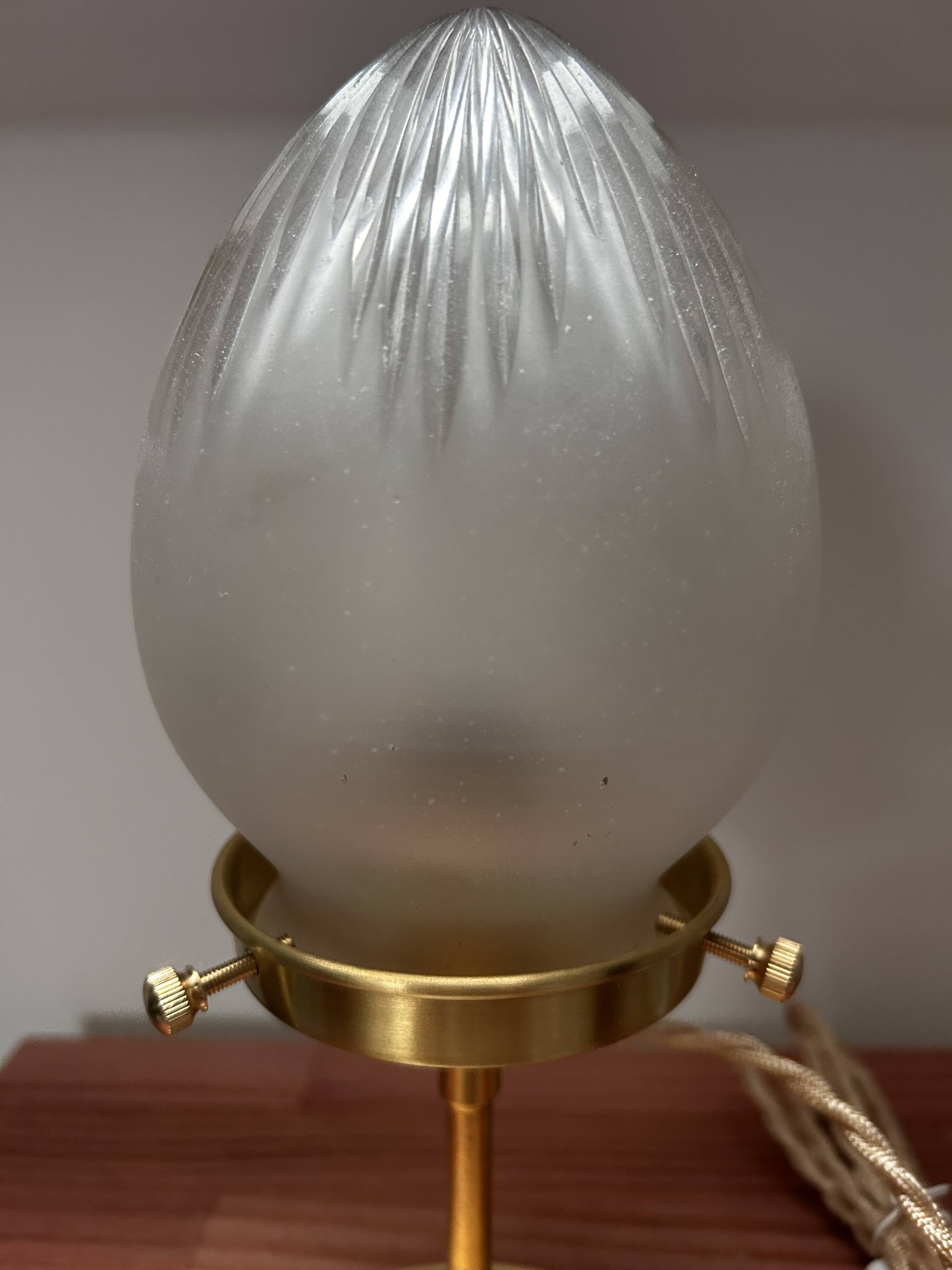 Vintage globe shell table lamp