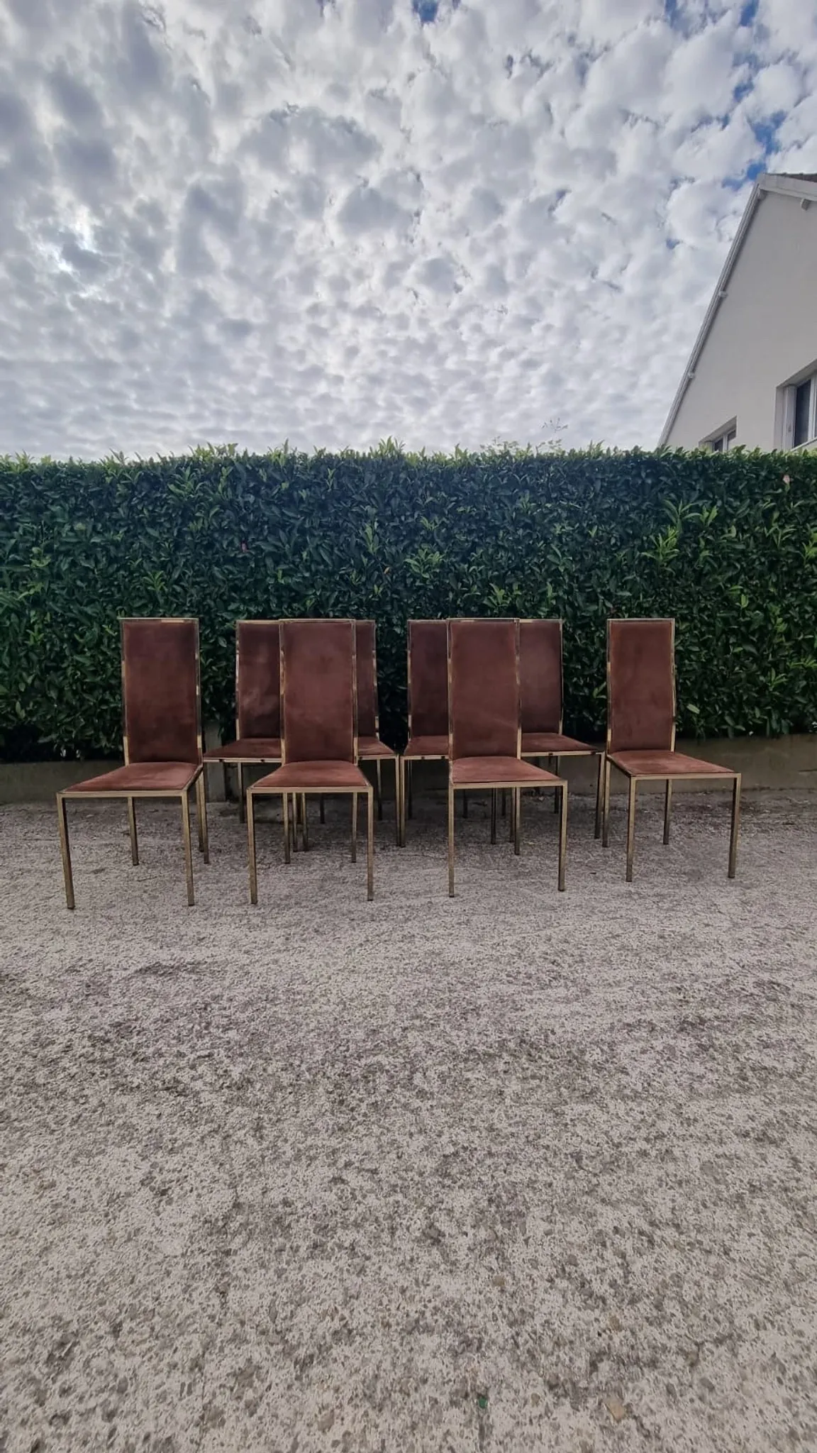 8 vintage 1970s chairs in brass and velvet with high backs.
