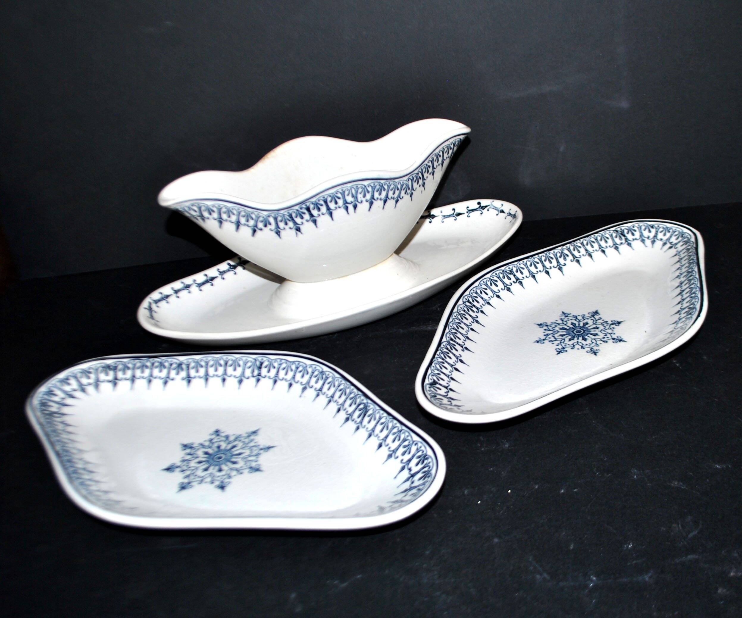 Saint Amand sauce boat and 2 earthenware dishes with navy blue rose decoration Primax