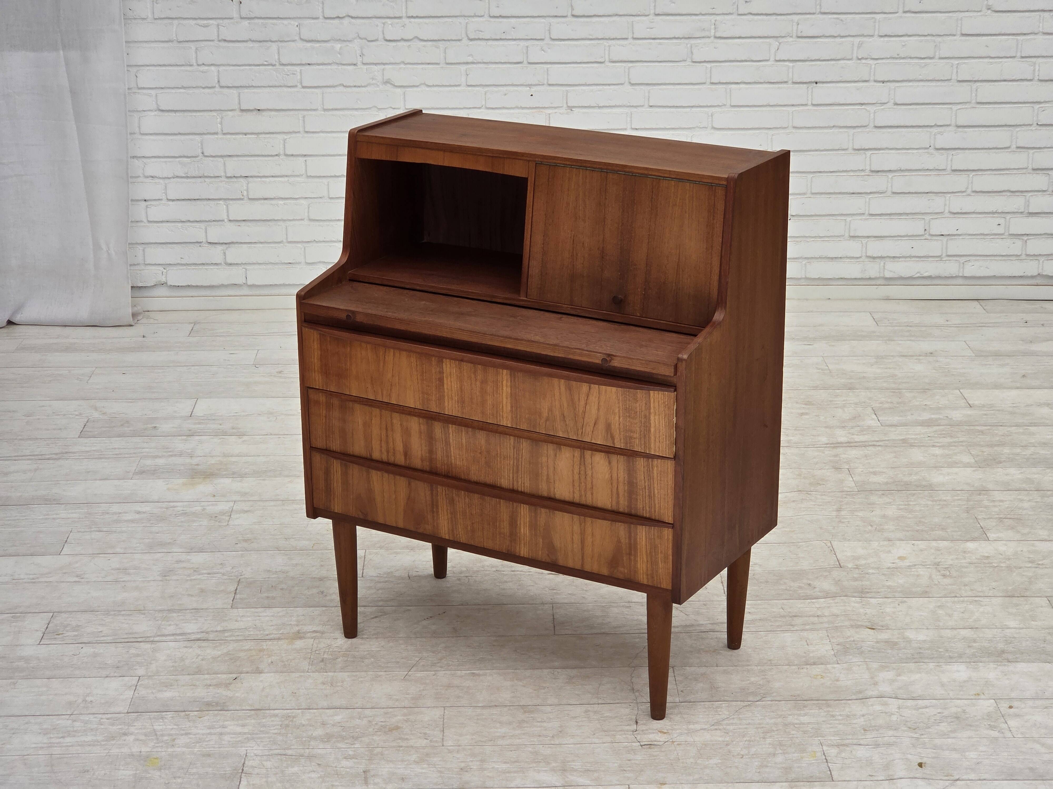 Commode danoise des années 1970 avec un miroir pliant, en bois de teck.