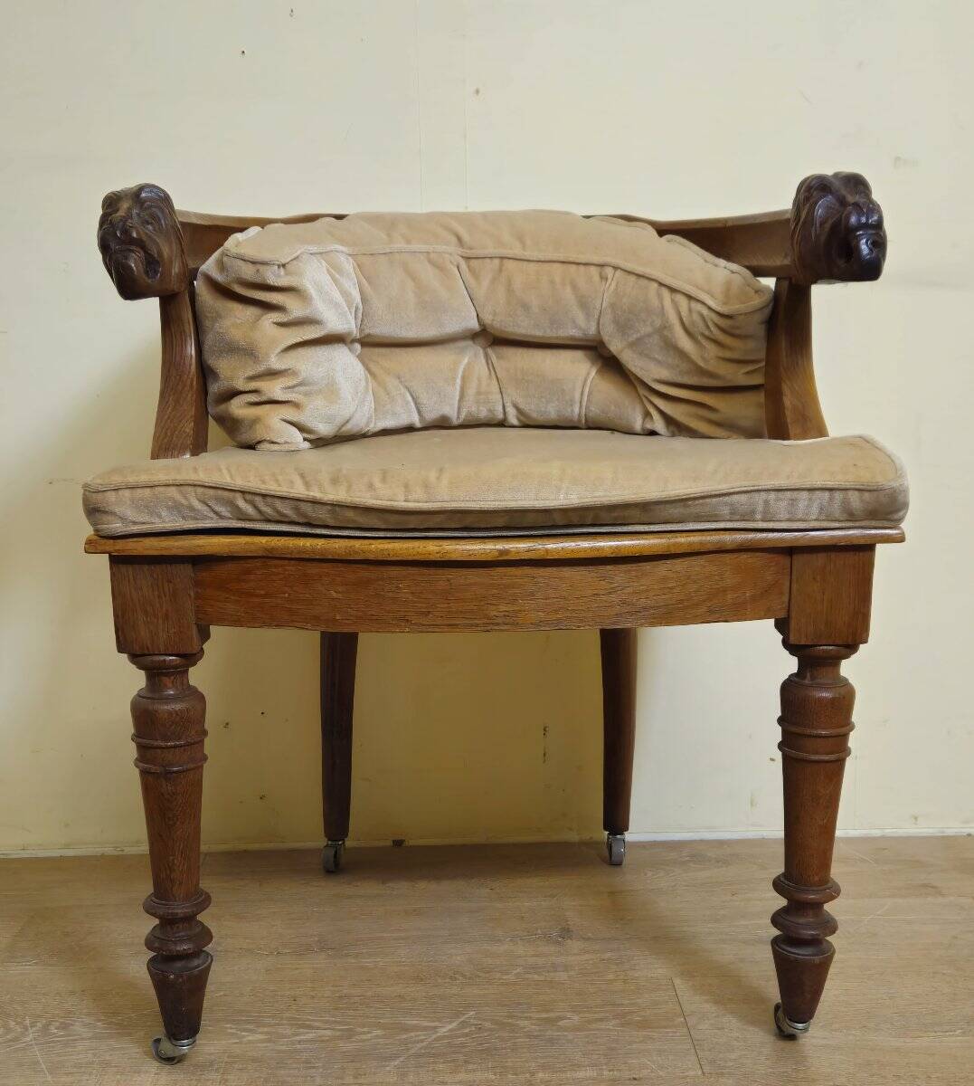 Fauteuil de bureau style Renaissance ancien en bois sculpté et assise cannée