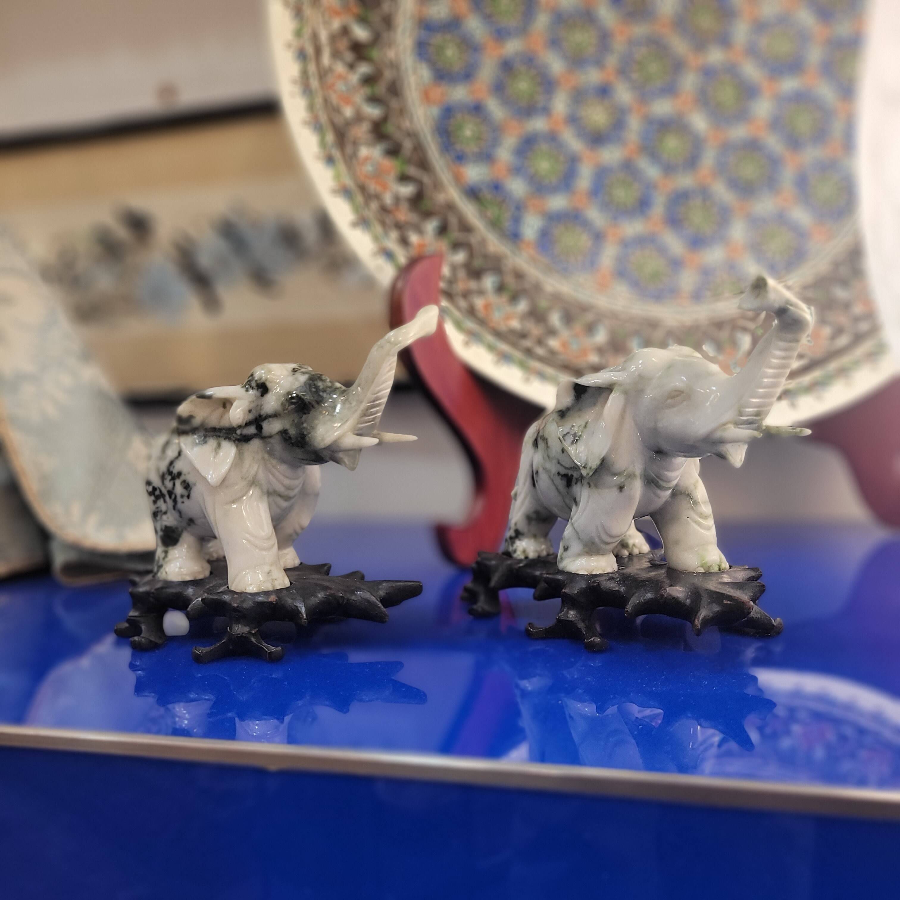 Pair of elephant paperweights, veined marble, 80s - France