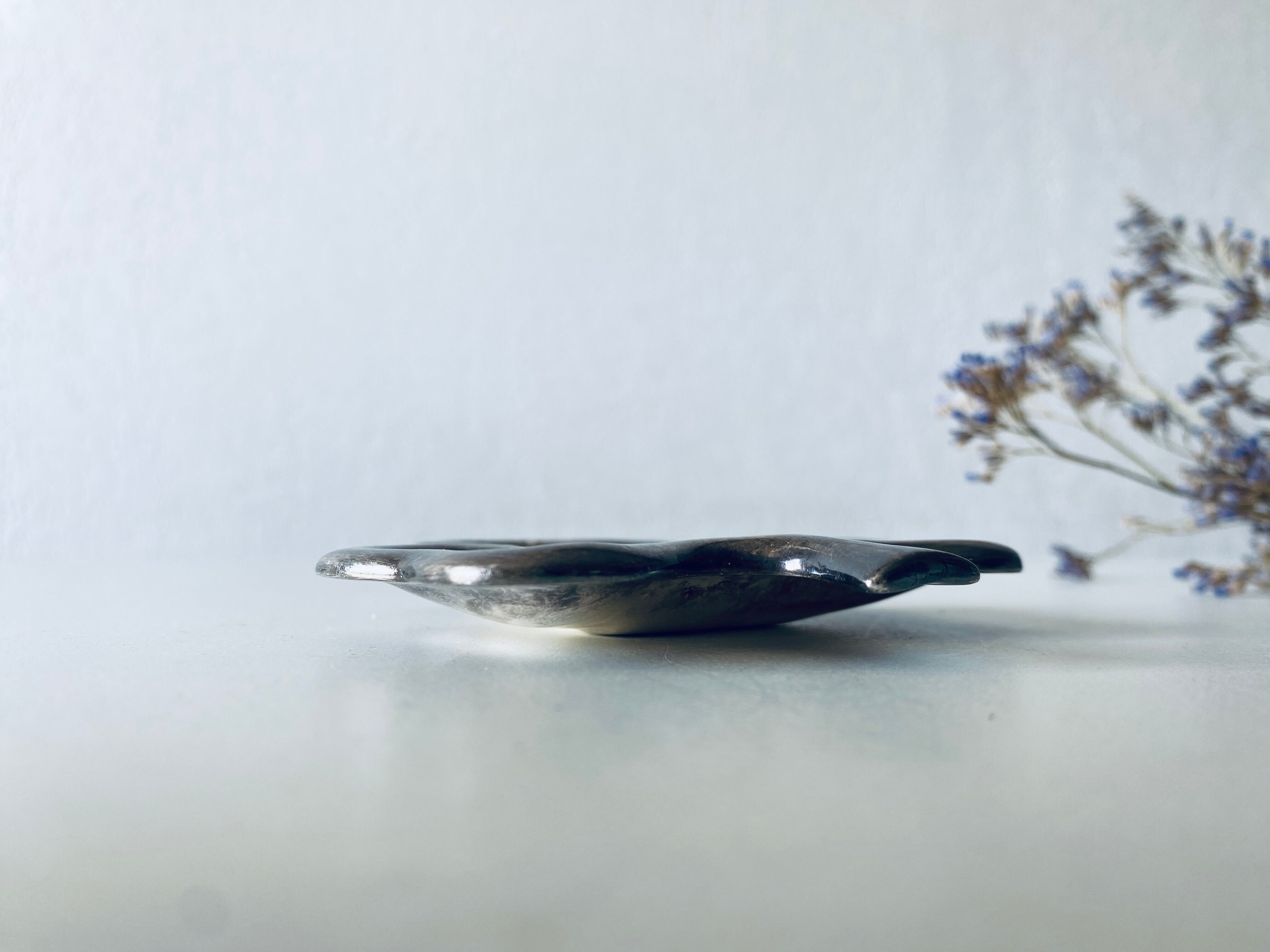 Empty pocket clover shape