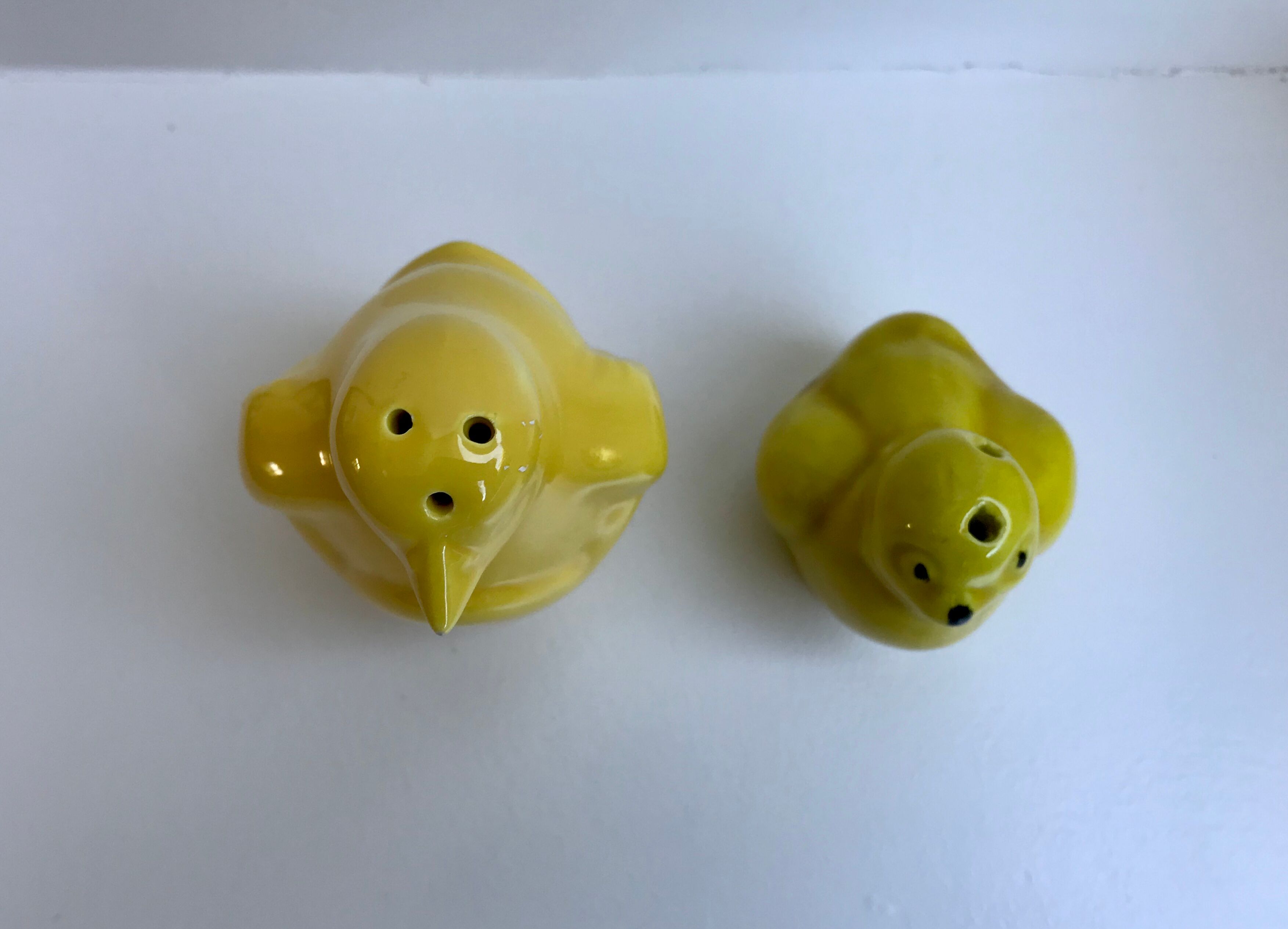 Duo of ceramic salt shakers style chick and vintage penguin