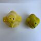 Duo of ceramic salt shakers style chick and vintage penguin