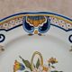 Assiette ancienne en faïence peinte main – panier fleuri