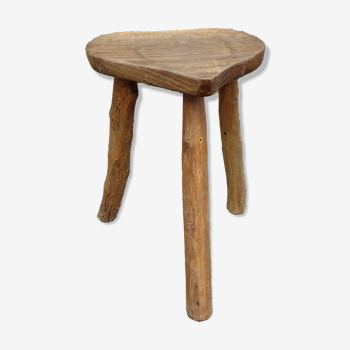 Tabouret de ferme en bois brut assise en forme de coeur art populaire