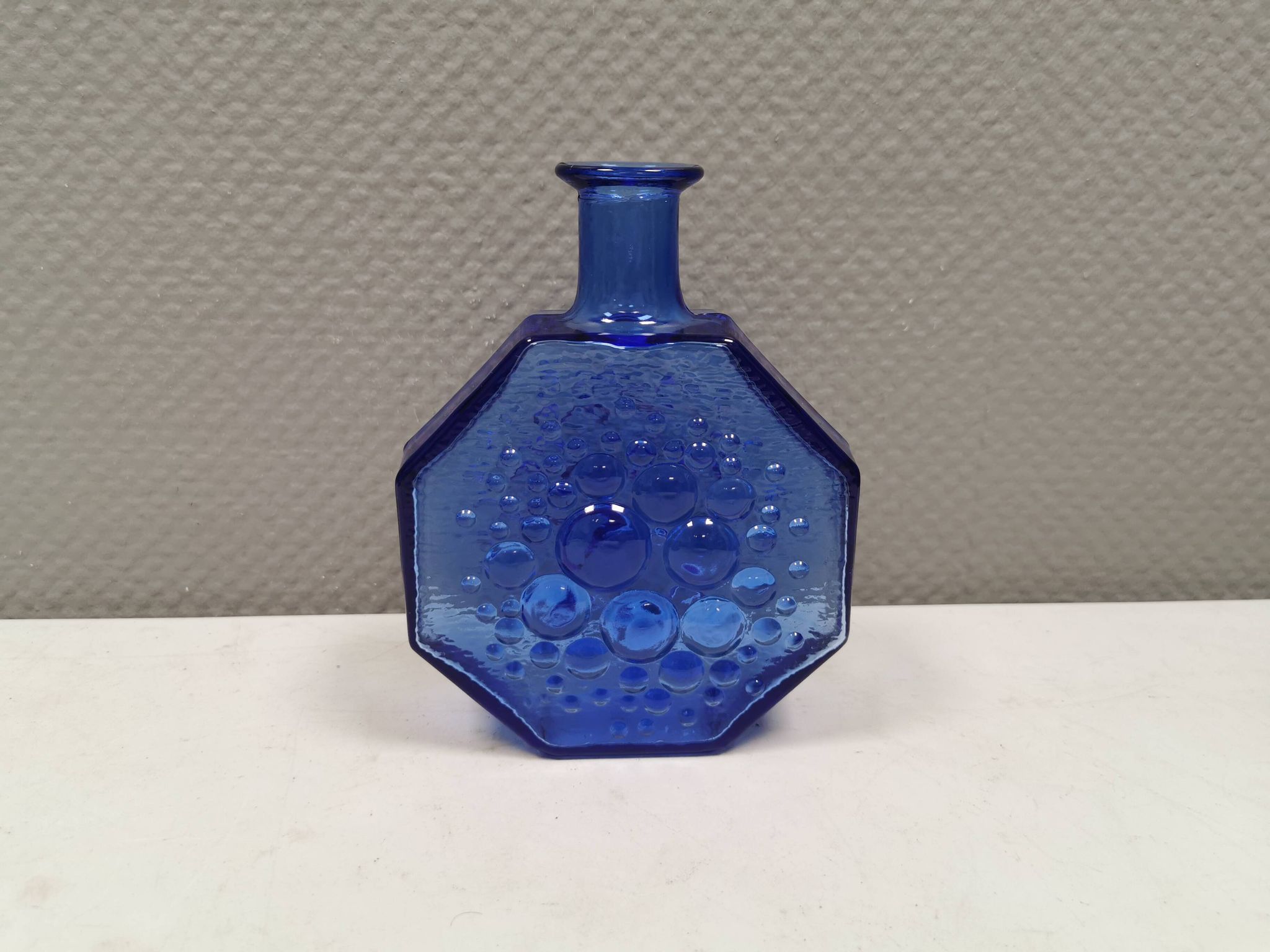 Blue glass vase from Riihimäen Lasi Finland, by Nanny Still.