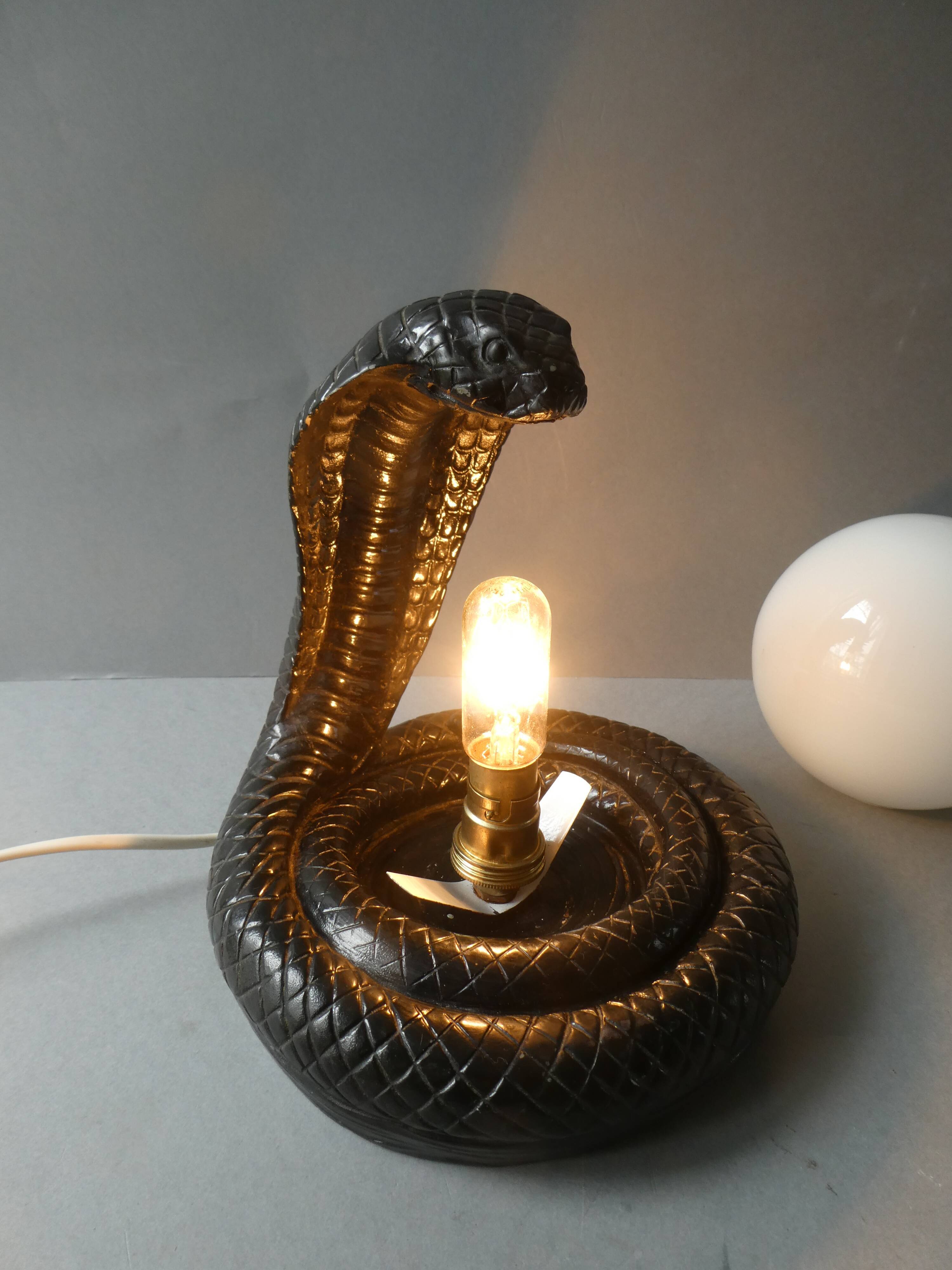 Lampe cobra noir et opaline blanche