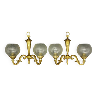 Paire d'appliques aux globes givrés style louis xvi de chez lucien gau , paris