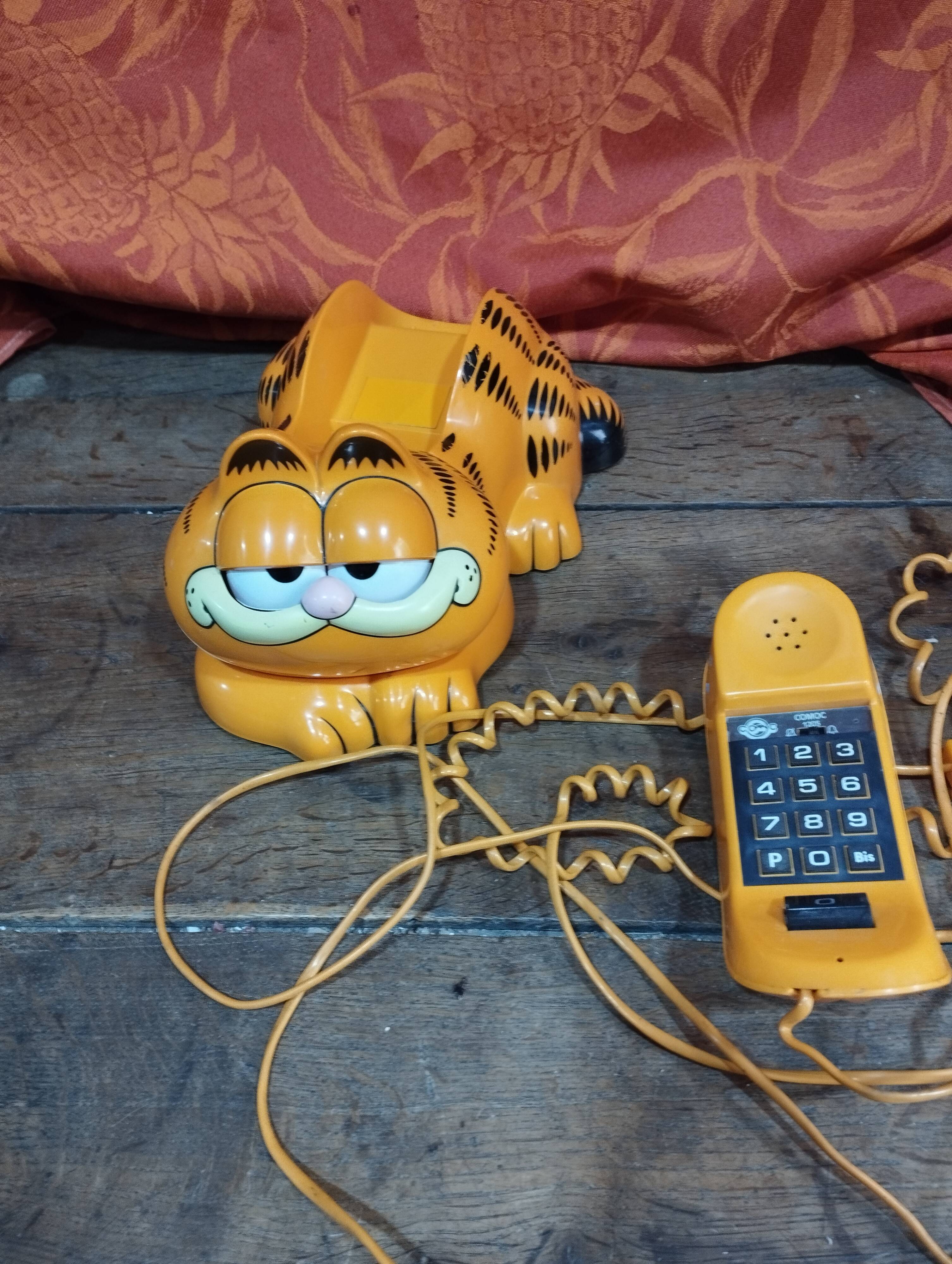 Vintage: 1981 Garfield Phone with Eyes That Open and Close