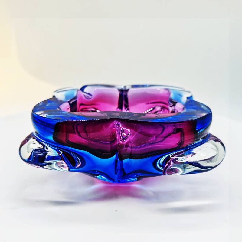Cendrier rose et bleu ciel des années 1960 en verre de Murano.