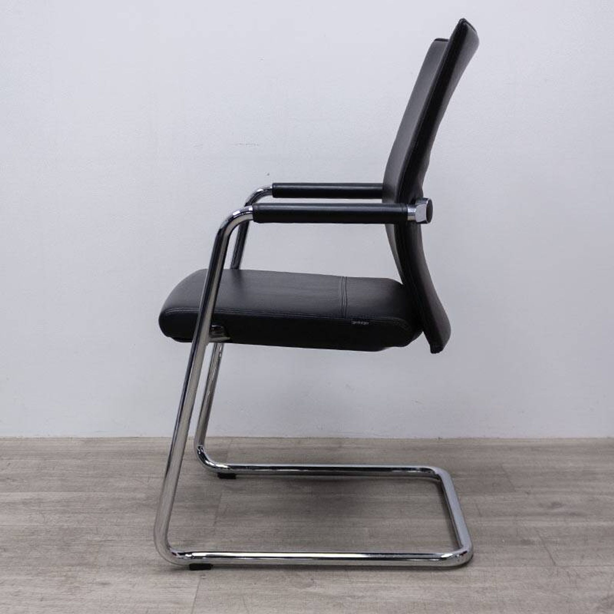 Chaise de bureau en cuir Grisberger Diagon Medium Noir