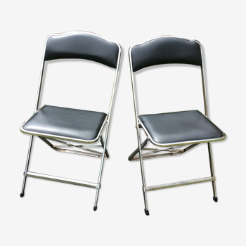 Paire de chaises vintage pliantes en acier chromé en Skaï noir.