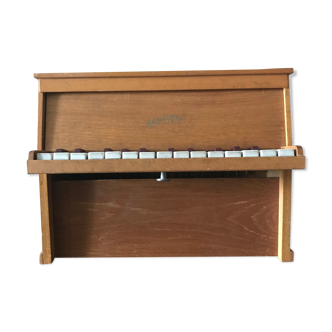 Toy piano