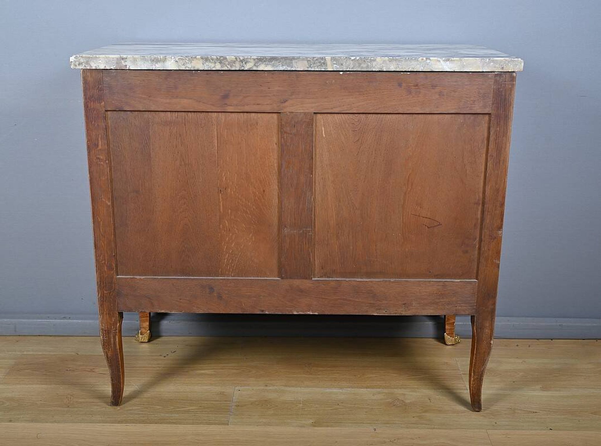 Commode Sauteuse en Marqueterie, style Transition Louis XV Louis XVI – Débu