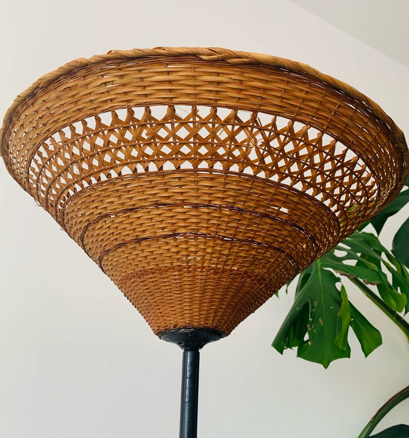 Lampadaire vintage en rotin et métal