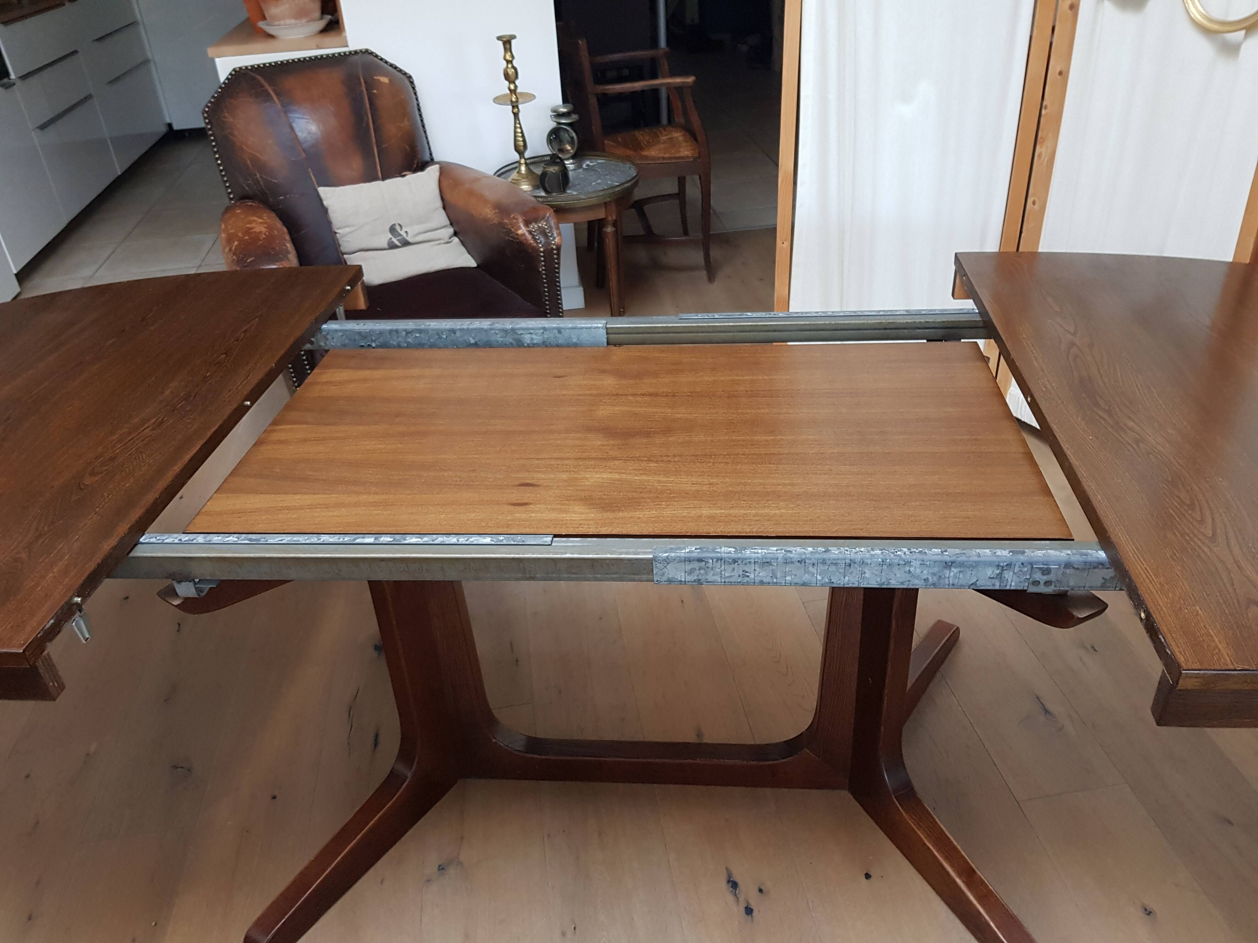 Oval dining table with extensions
