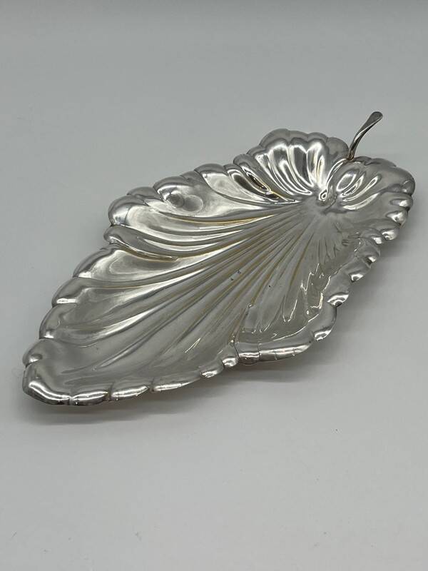 Pretty silver-plated metal leaf-shaped dish - Dimensions 30 x 18 cm