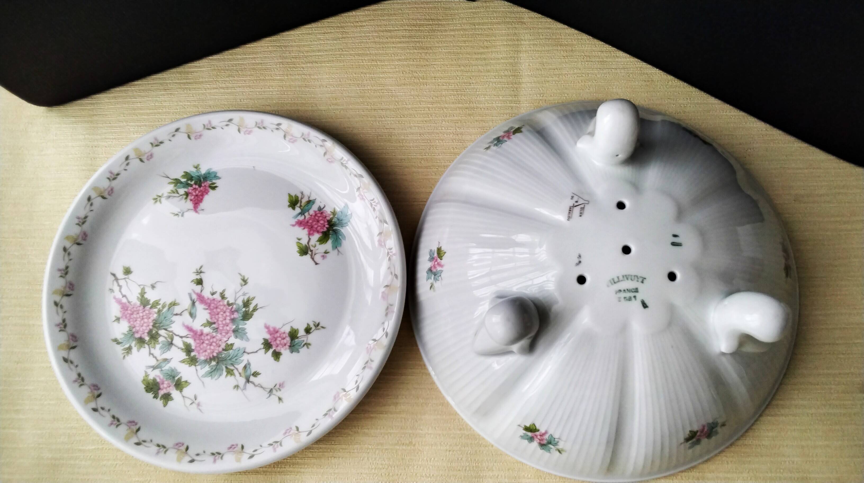 Fruit drainer and its porcelain dish by Pillivuyt.