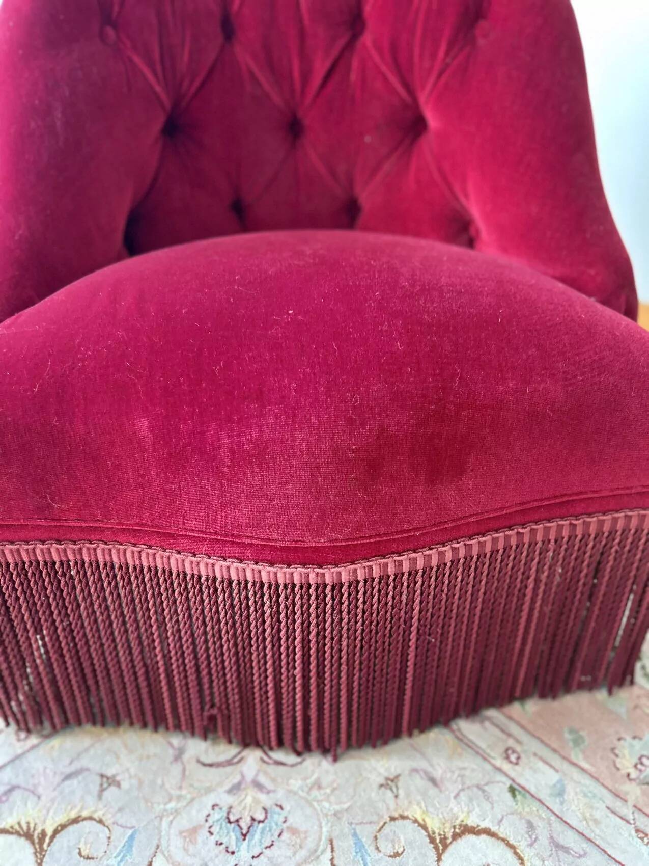 Burgundy velvet armchair – tufted – timeless charm