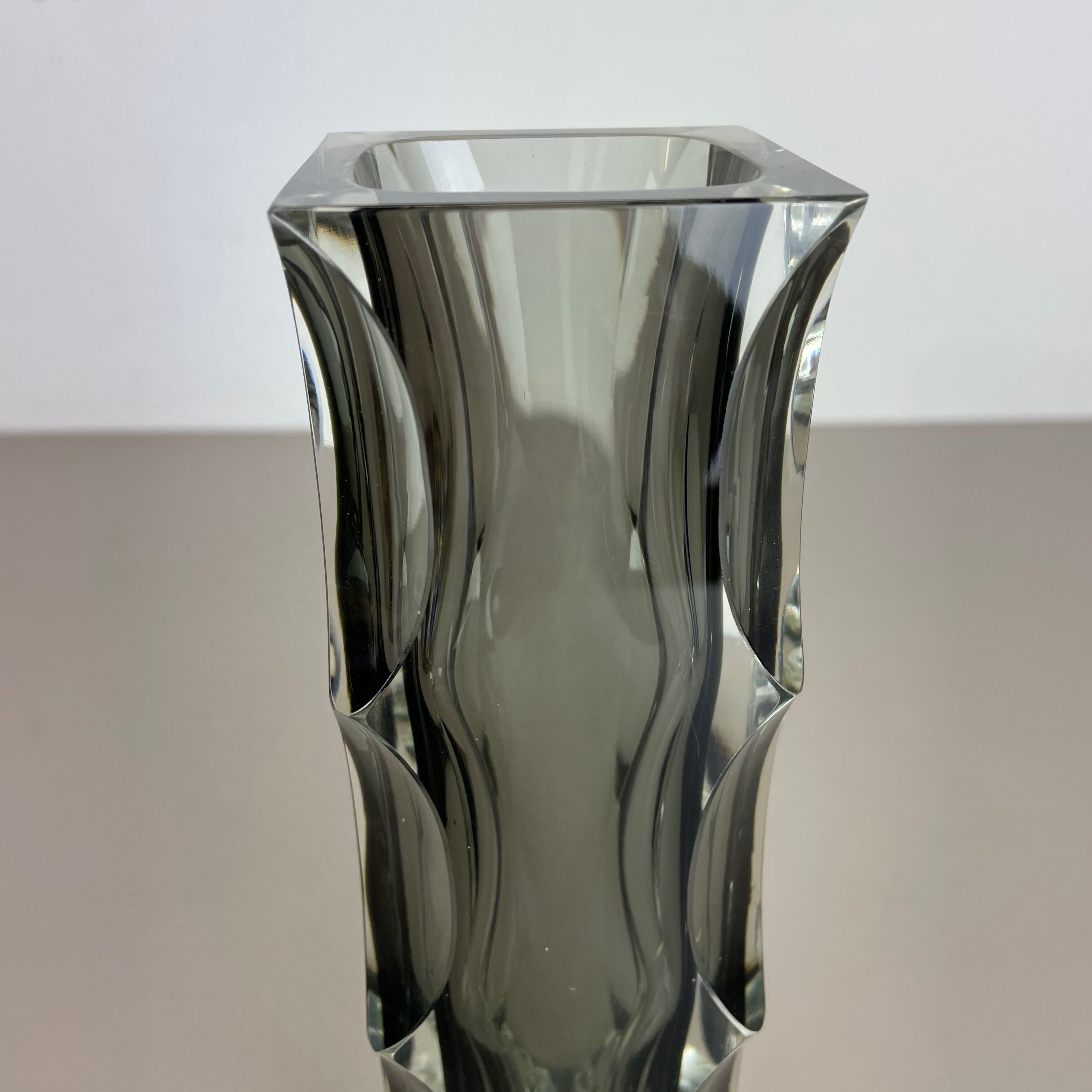 Extra Large Mandruzzato Faceted Glass Sommerso Vase Made in Murano, Italy 1970s