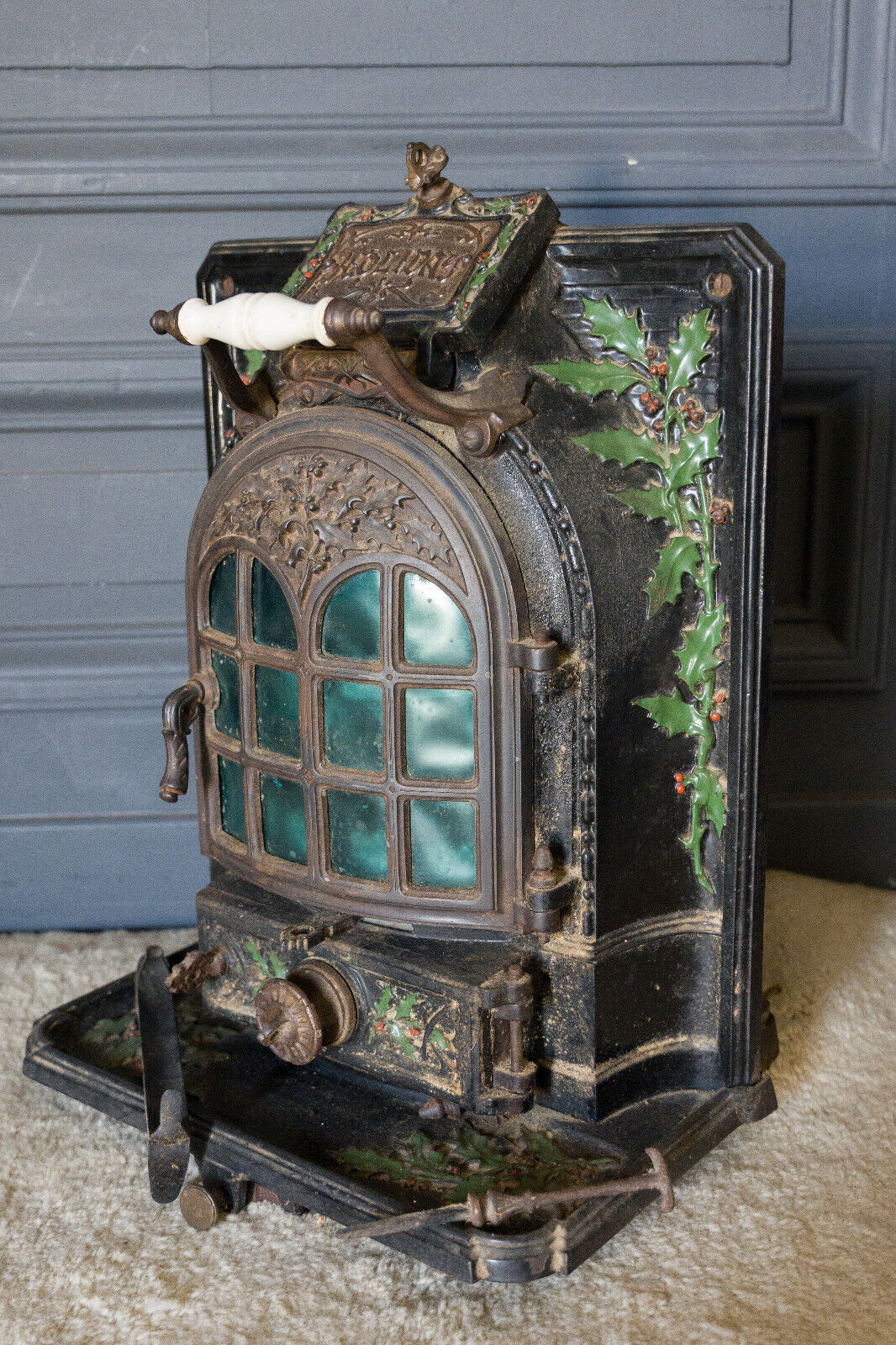Cast iron stove Forges Fonderie Saint Nicolas brand Holiday Décor holly