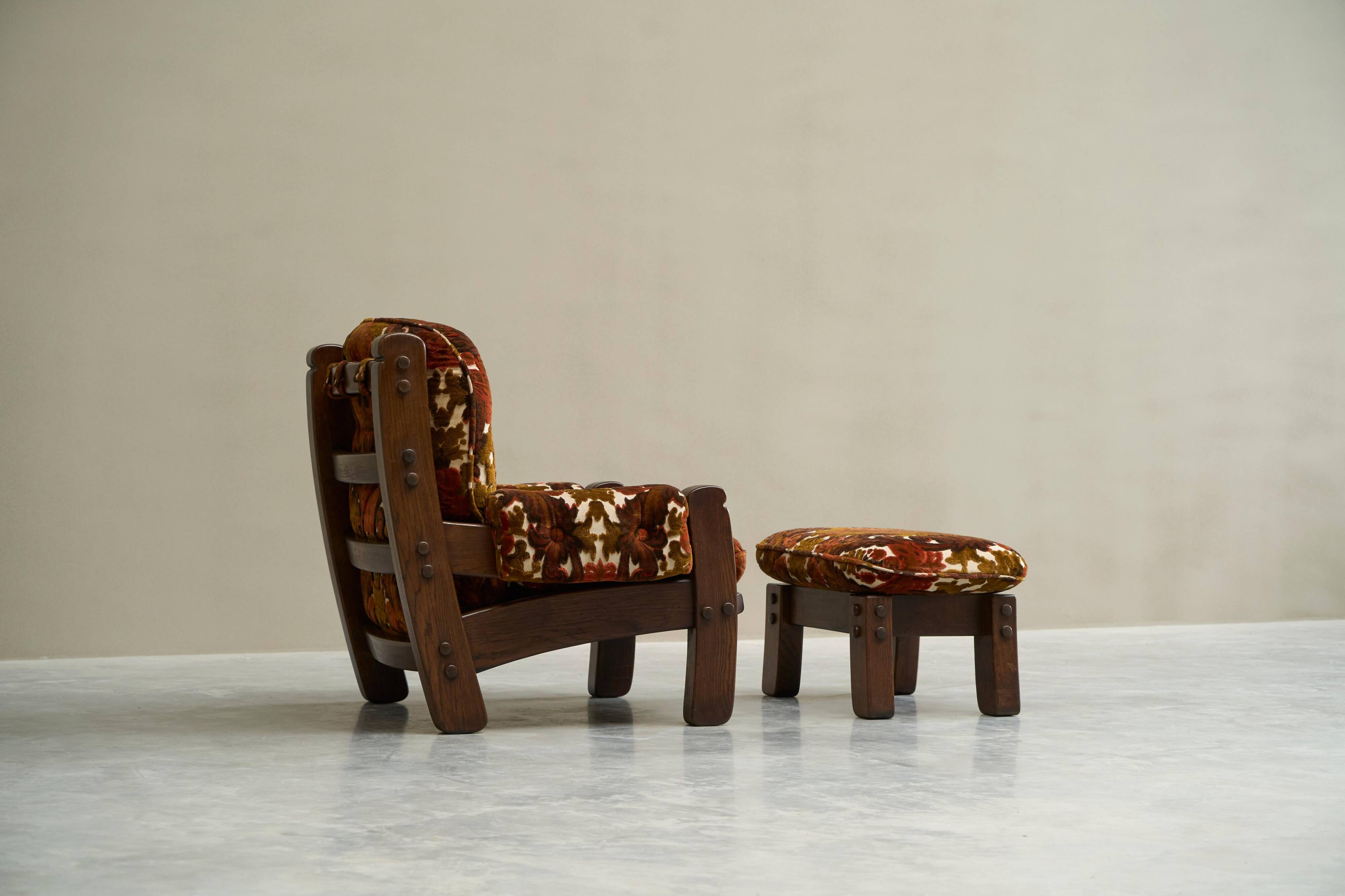 Brutalist lounge chair in solid oak and velvet from the 1960s.