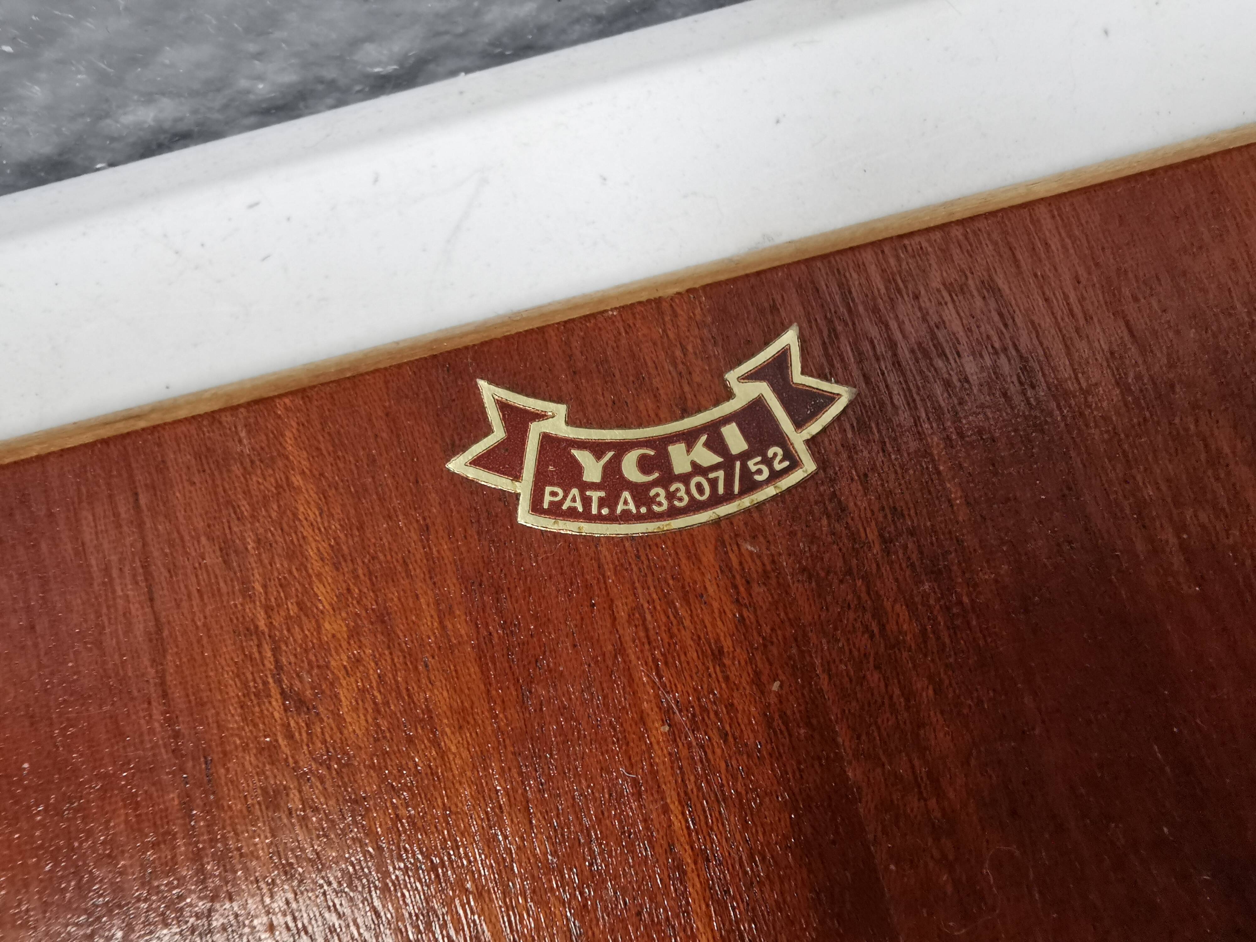 Very beautiful vintage hanger holder, including 7 matching hangers.