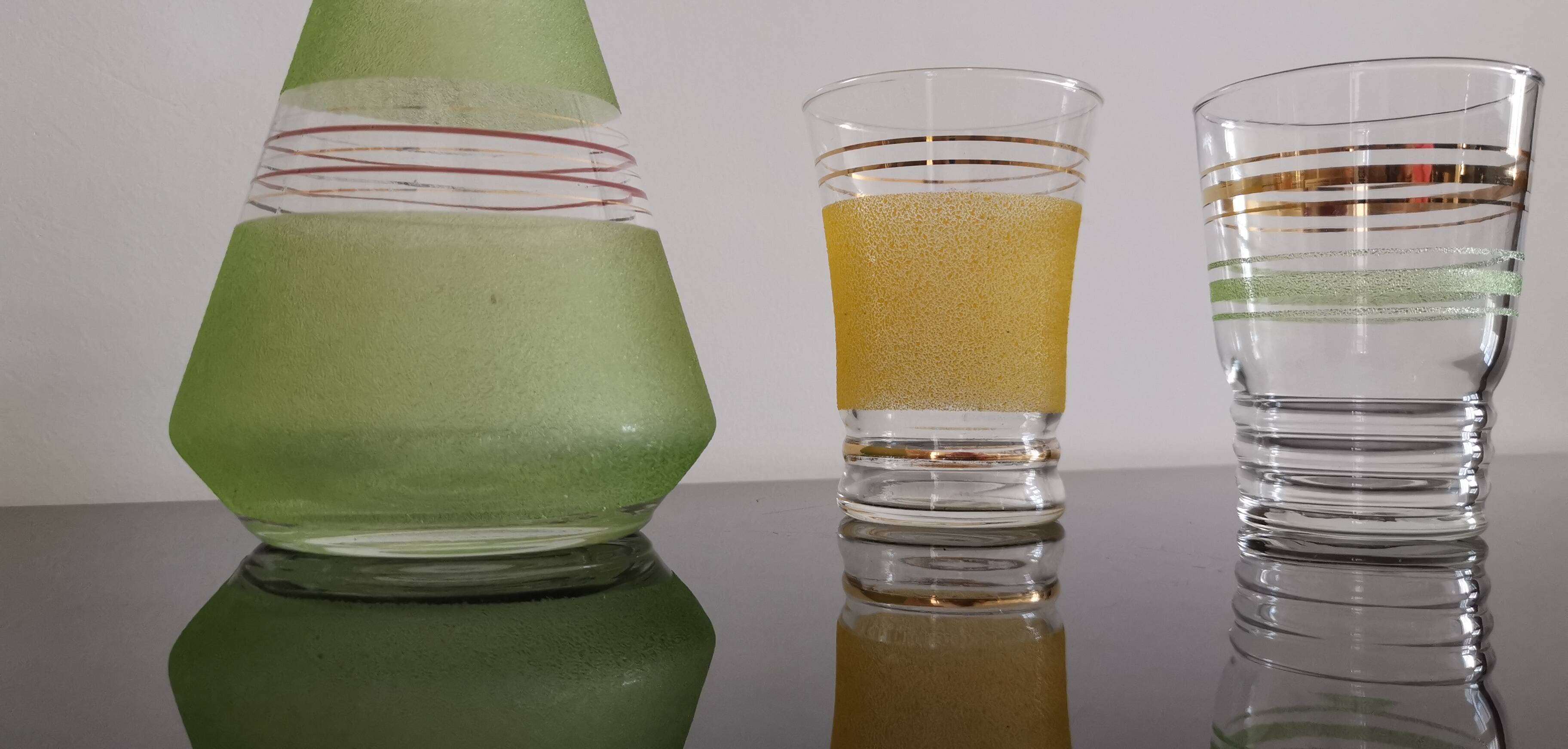 Set of 4 colored granite glasses with its carafe