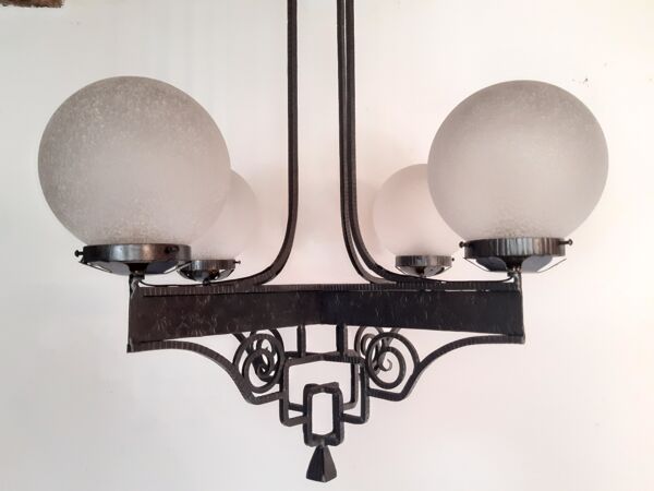 Lustre d'époque 1930 art déco fer forgé et boules verre granité