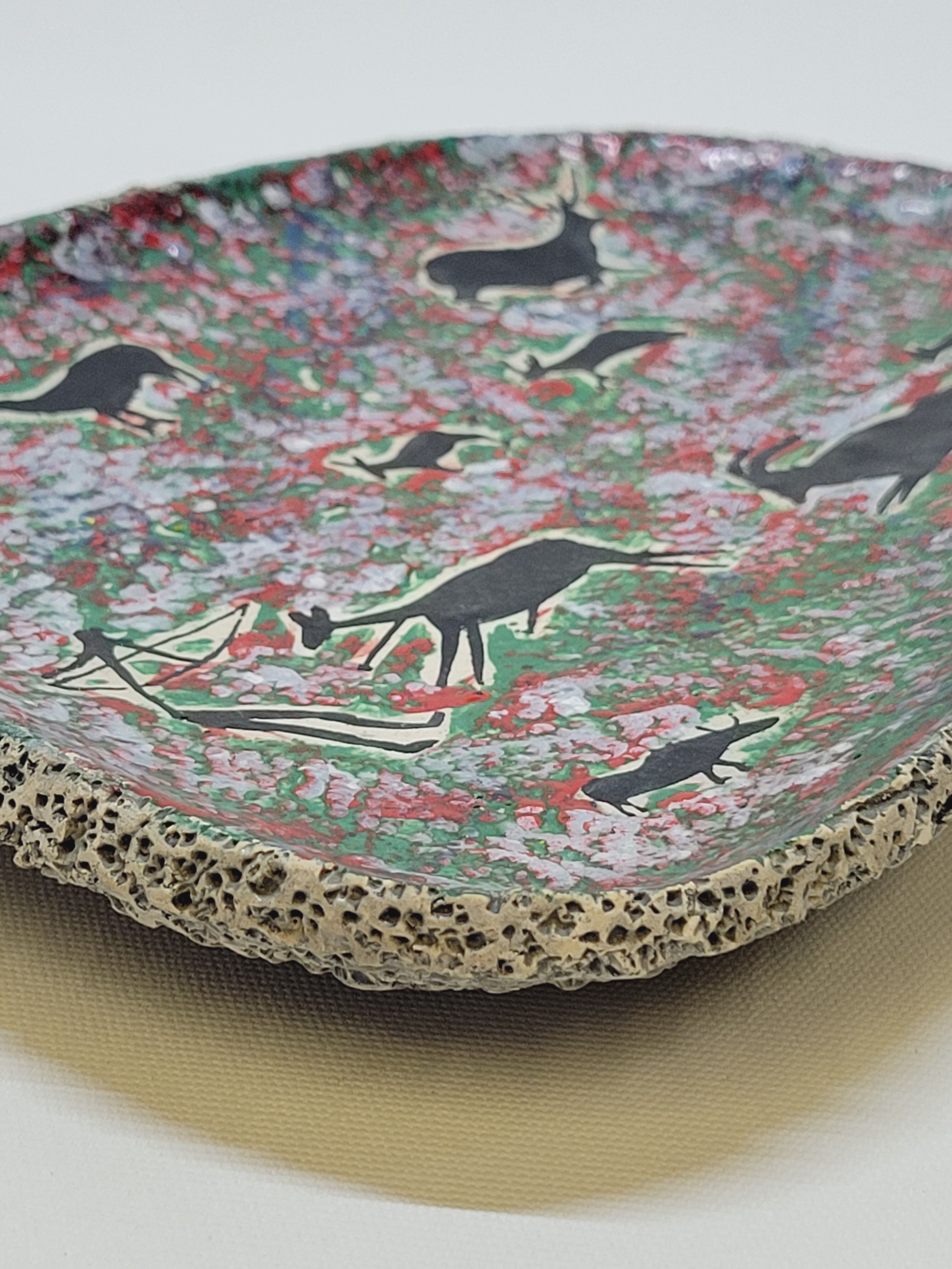 Decorative plate in glazed ceramic plaster? Prehistoric hunting décor