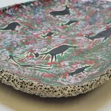 Assiette décorative en céramique émaillée plâtre  décor chasse préhistorique