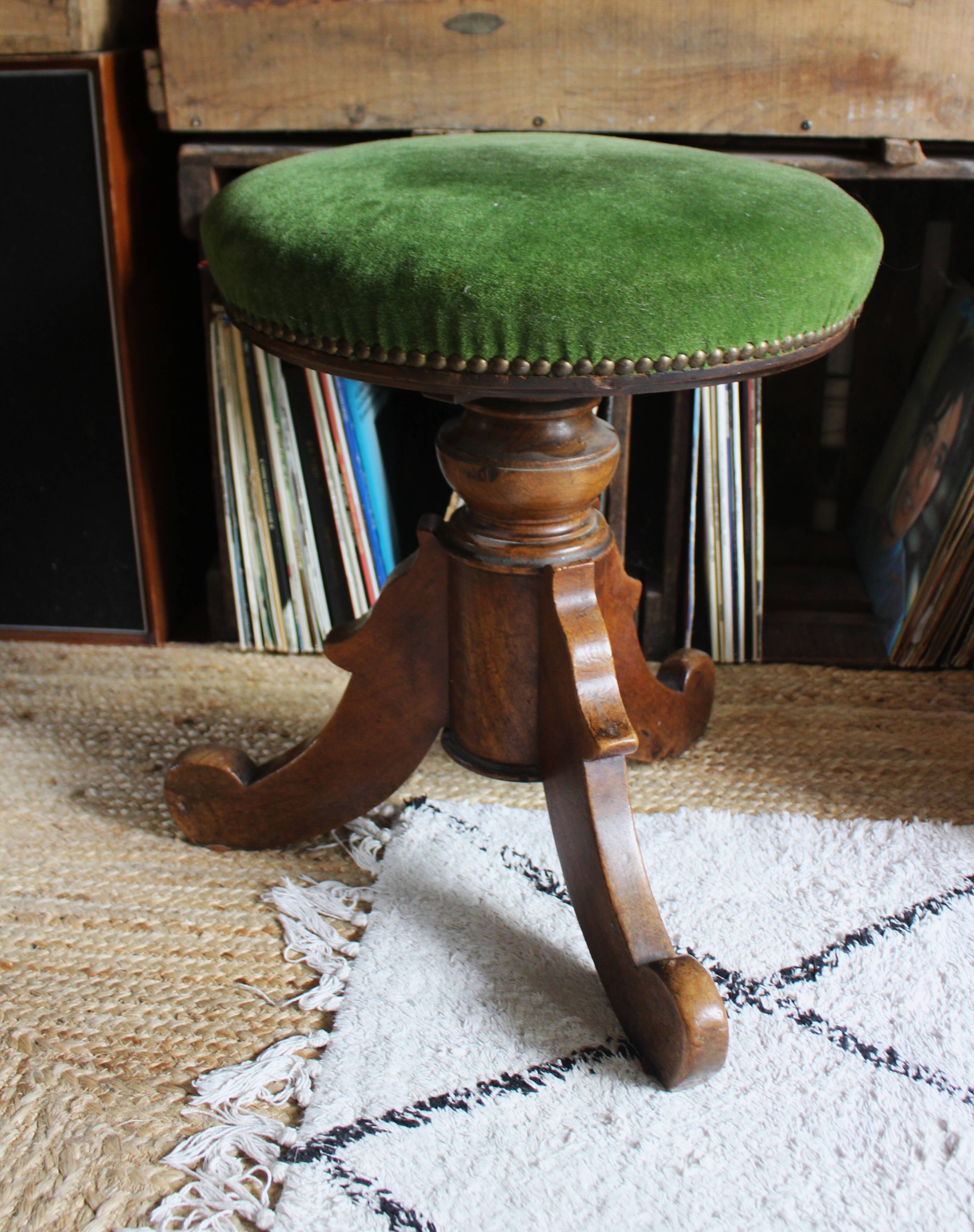 Tabouret de piano ancien en velours vert et bois de noyer