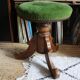 Tabouret de piano ancien en velours vert et bois de noyer