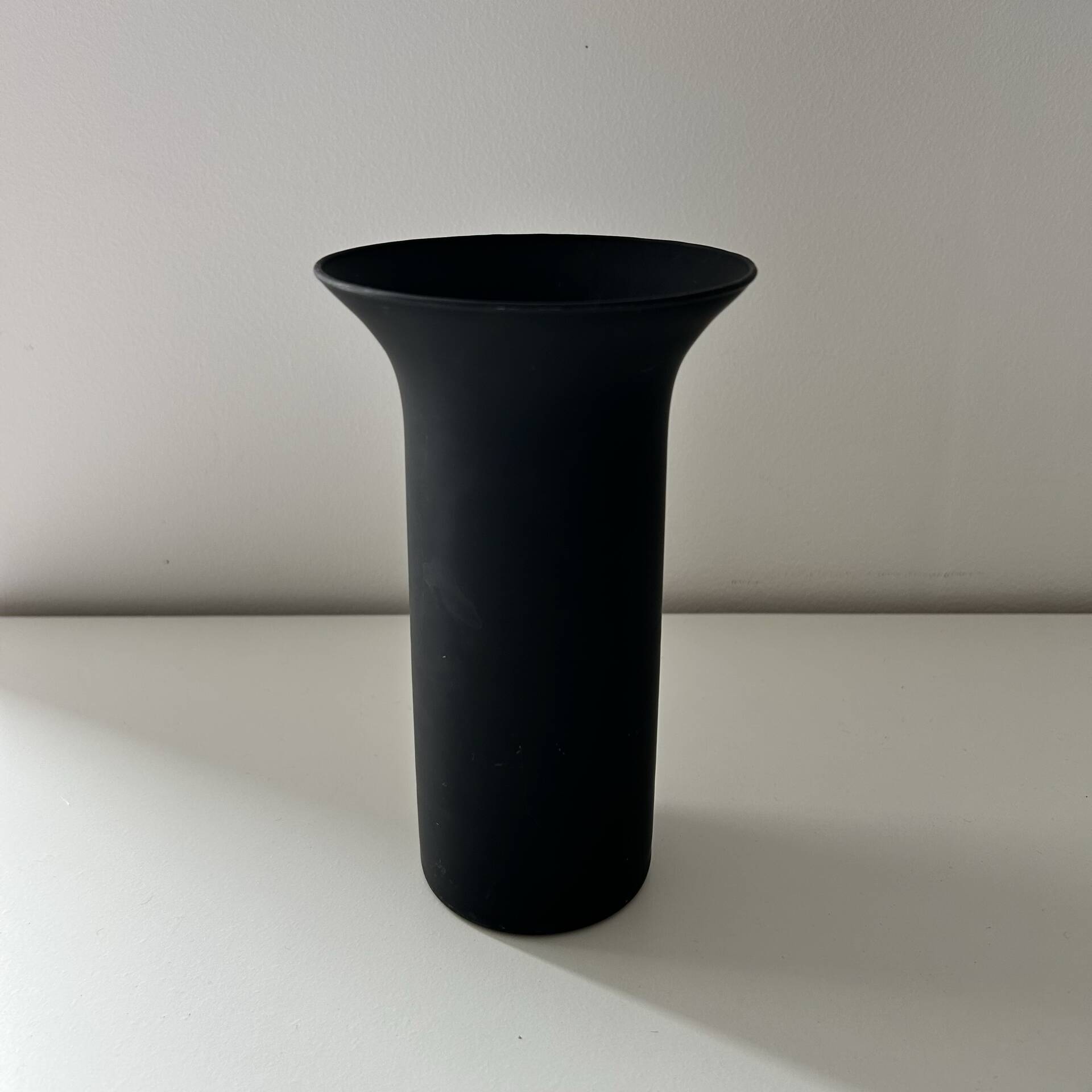 Vase en verre noir mat Habitat 1990
