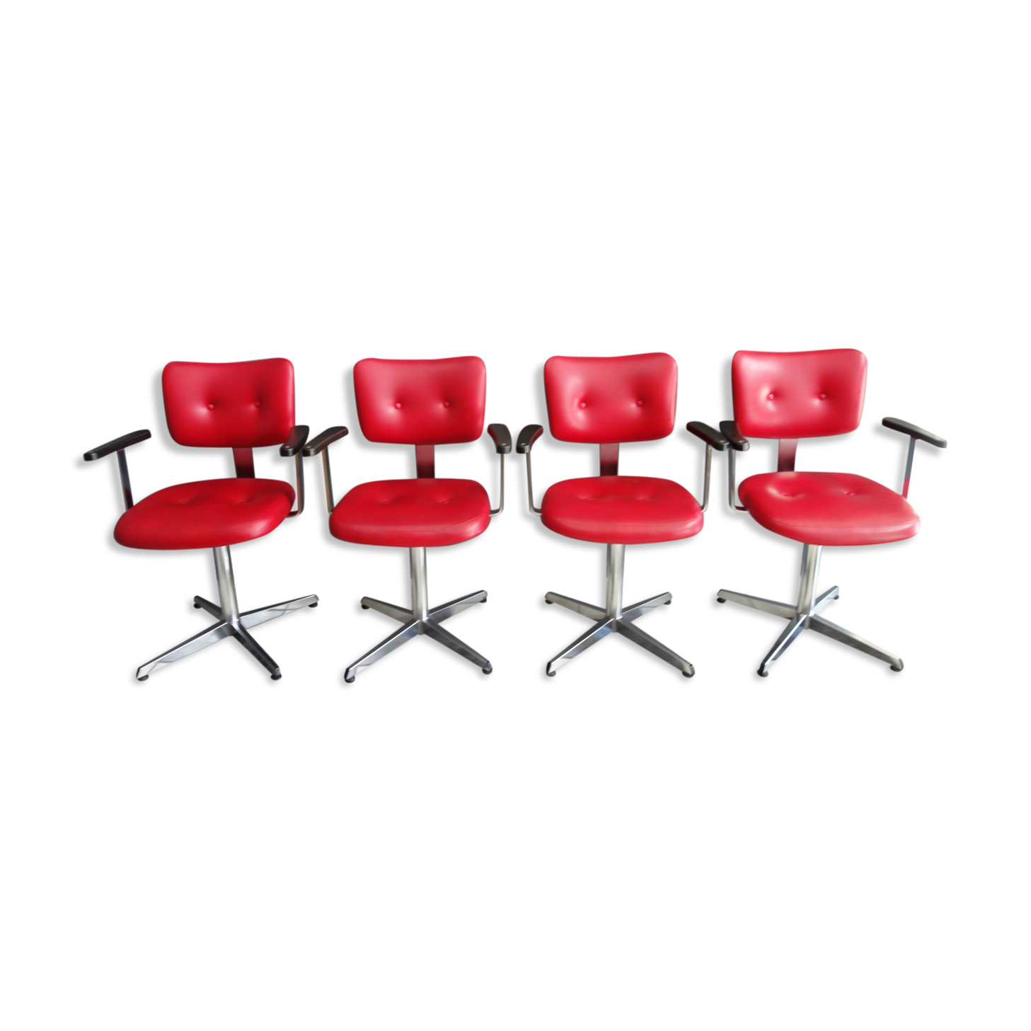 Quatre chaises de barbier en cuir rouge des années 1960 avec accoudoirs bakelite