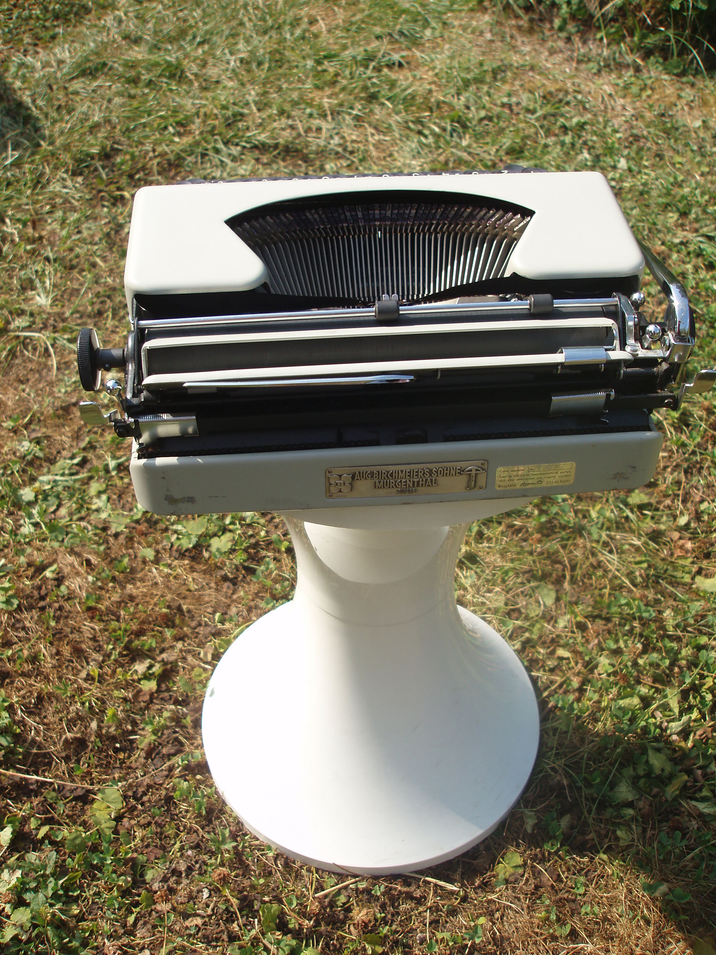 Typewriter complete swissa revised with his bag and his directions