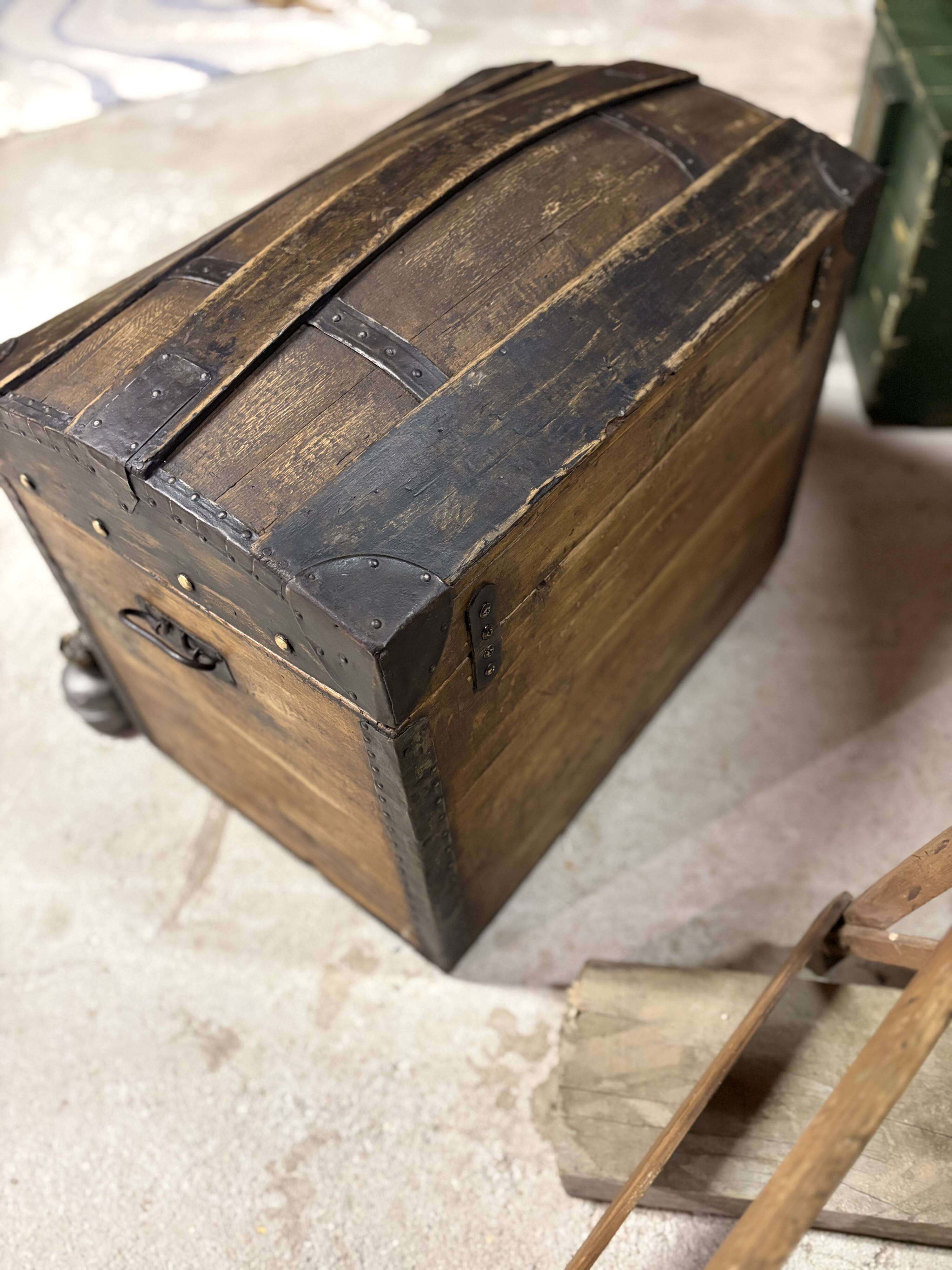 Malle bombée ancienne – rangement & déco vintage