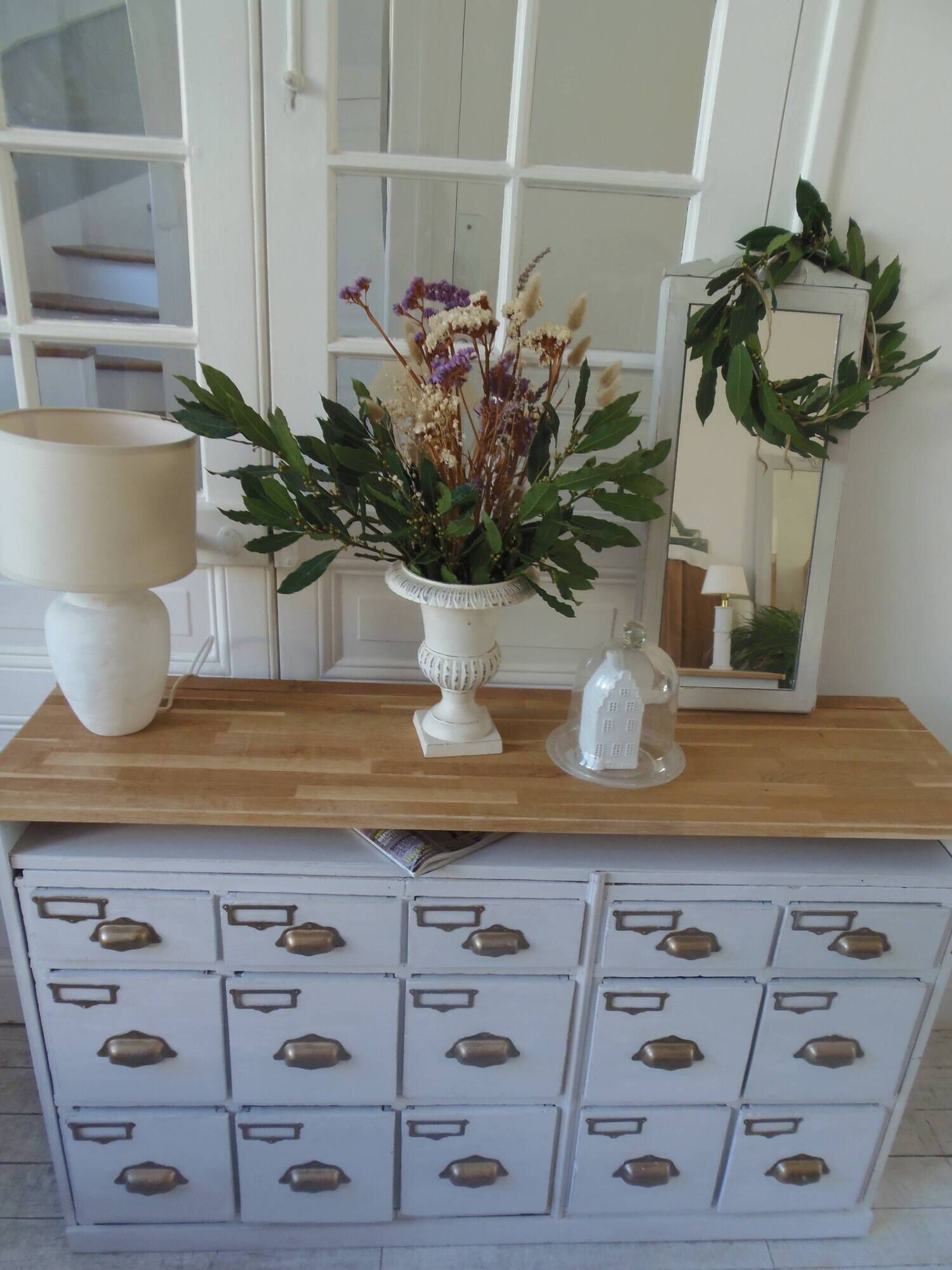 Meuble de métier vintage patiné gris perle, plateau bois.
