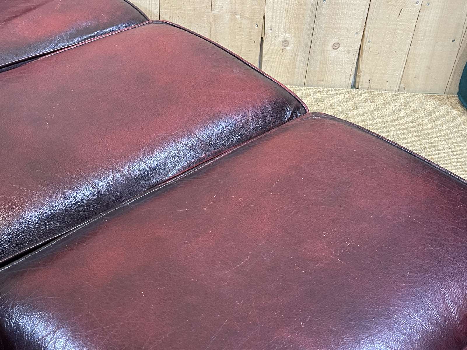 Chesterfield sofa in red leather 3 places from the 70s