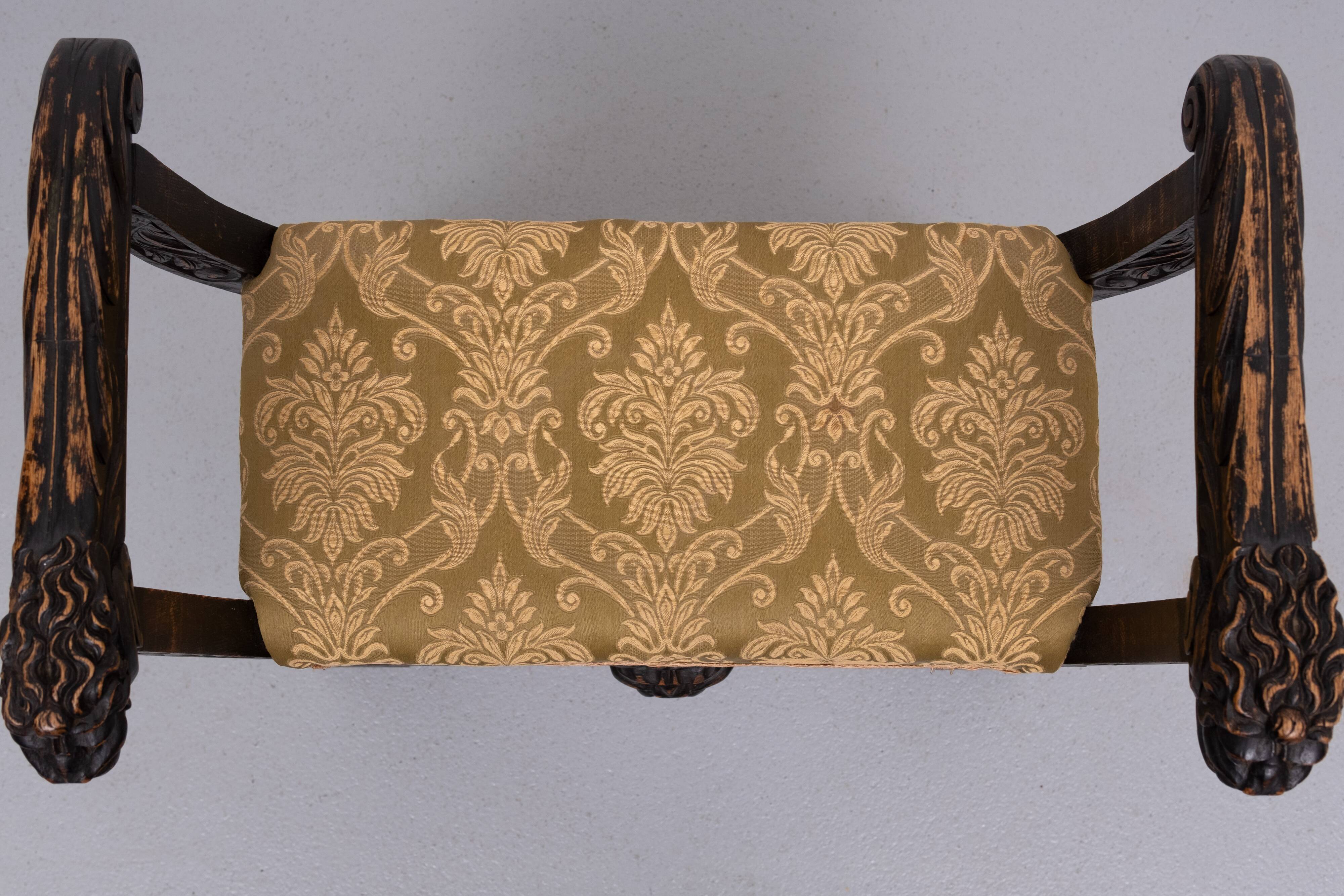 Tabouret victorien antique à décor de lions sculpté à la main, Hollande