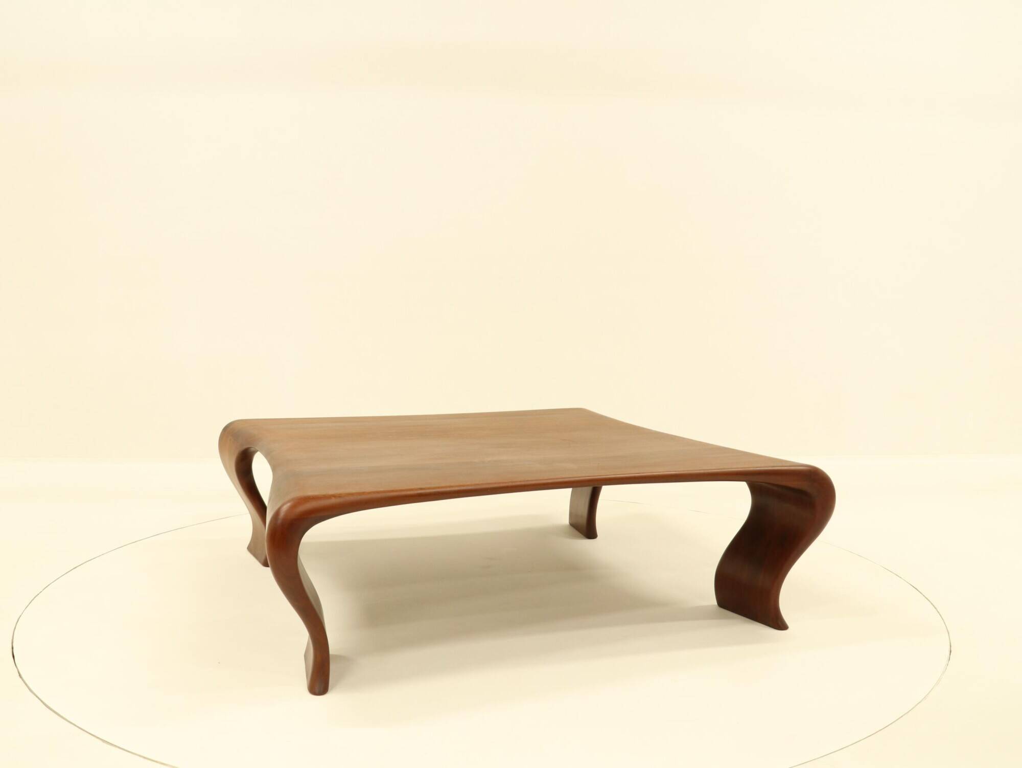 Table basse en Iroko massif par Marc Van Rampelberg