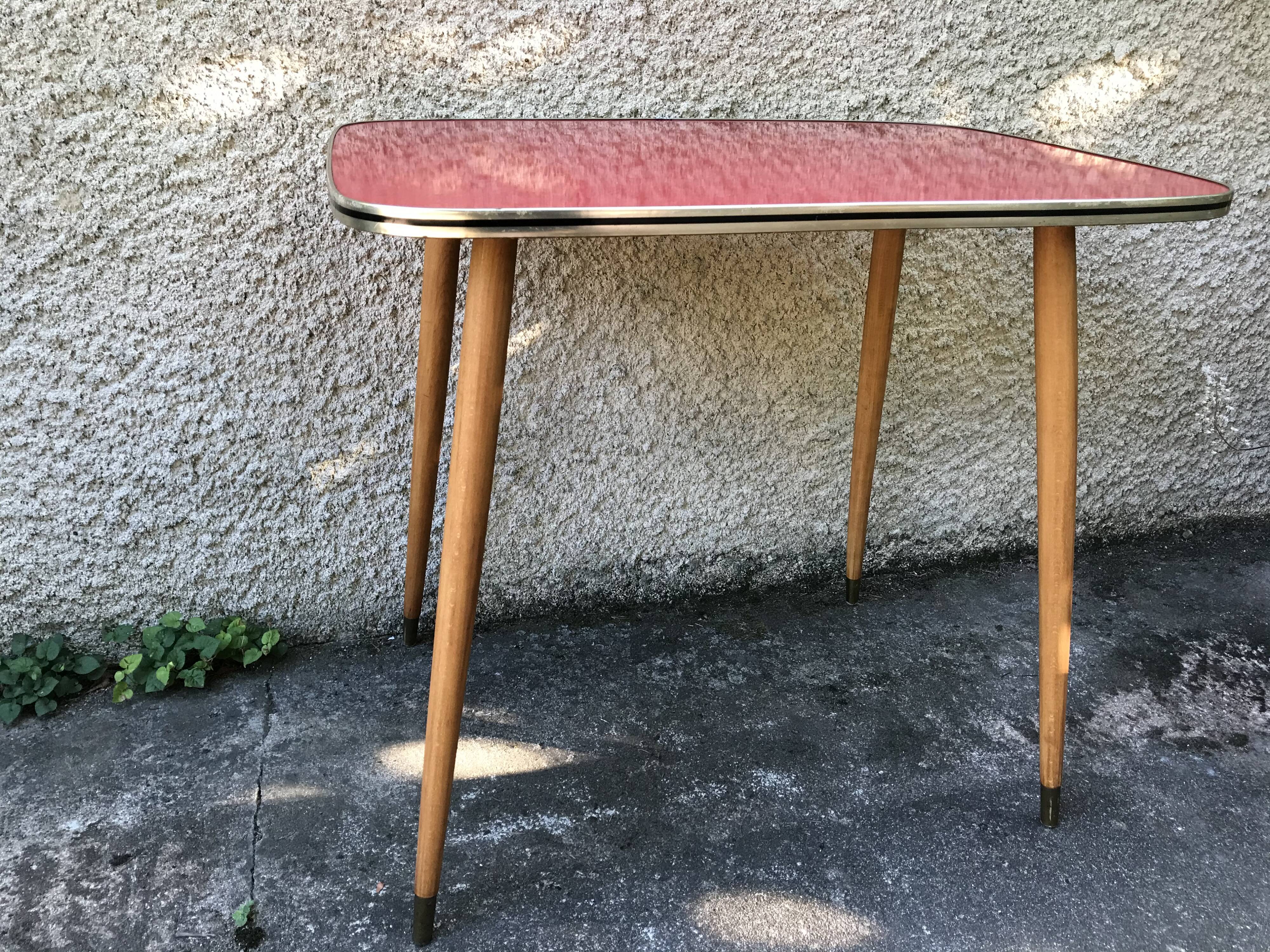 Table bass feet compass formica red