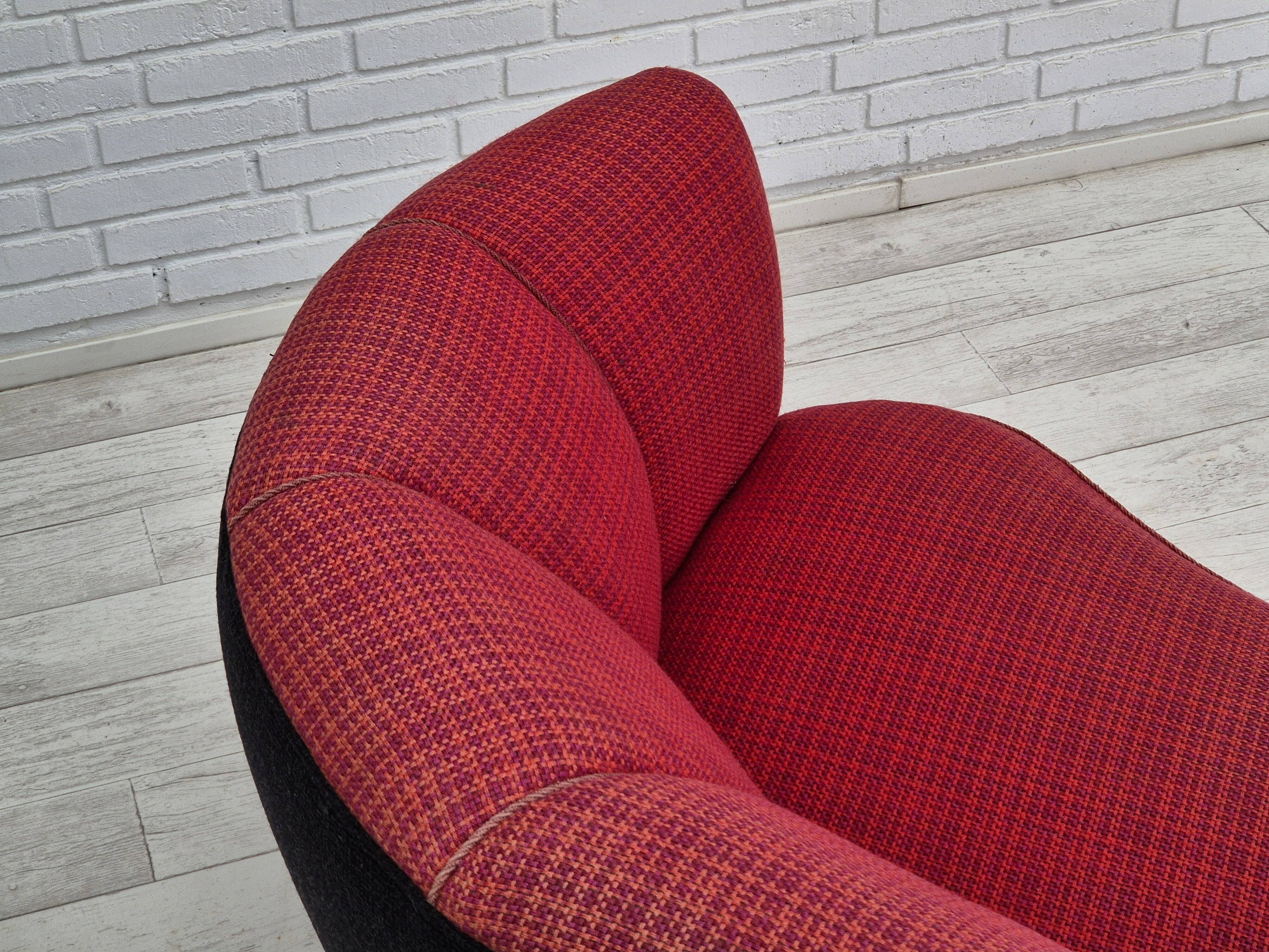 Années 1960, canapé danois 2 places "Banana", meuble en laine, bois de hêtre.