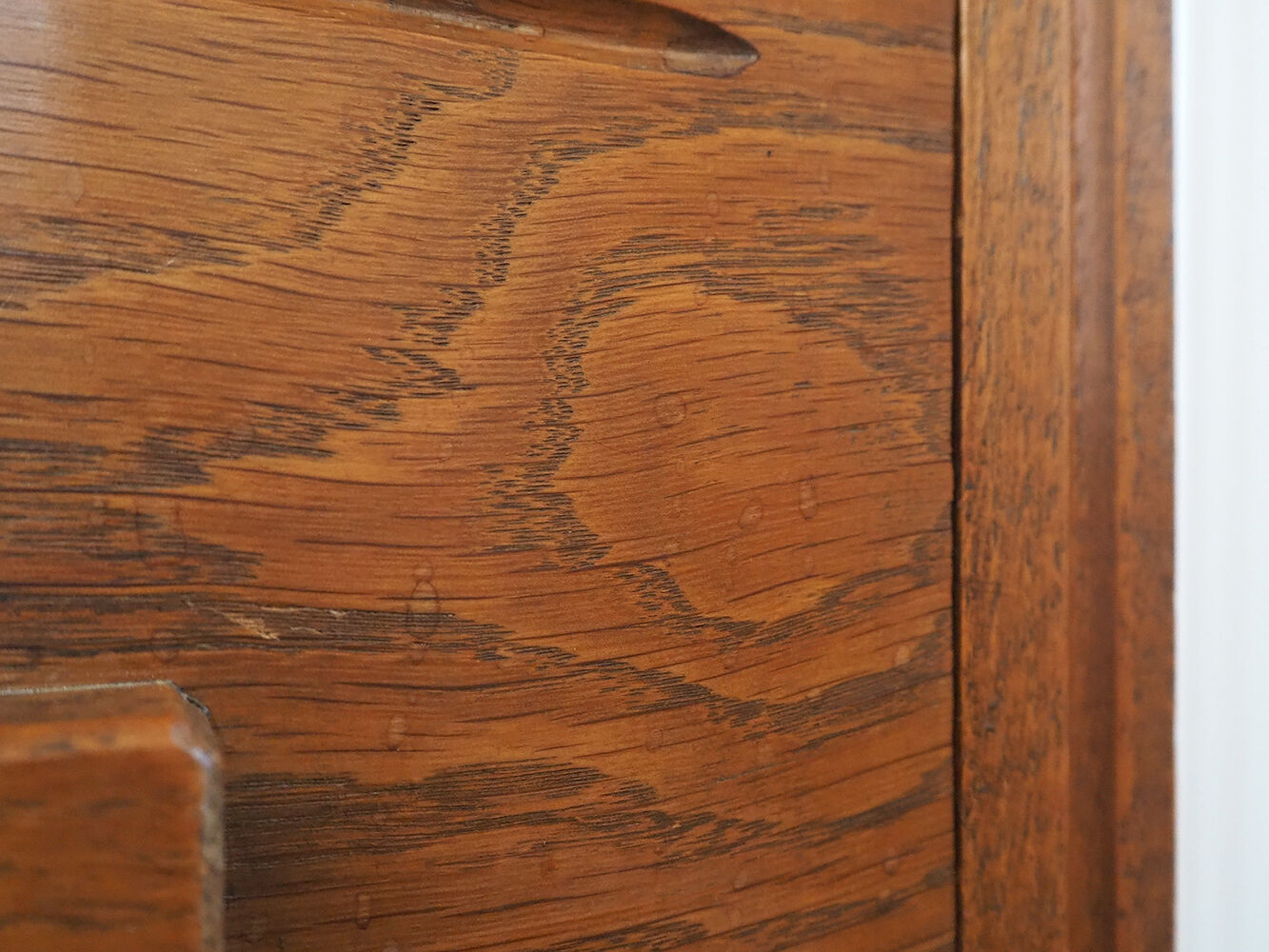 Commode en bois massif vintage