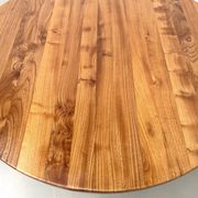 Table ronde moderniste en orme massif, piètement croisé