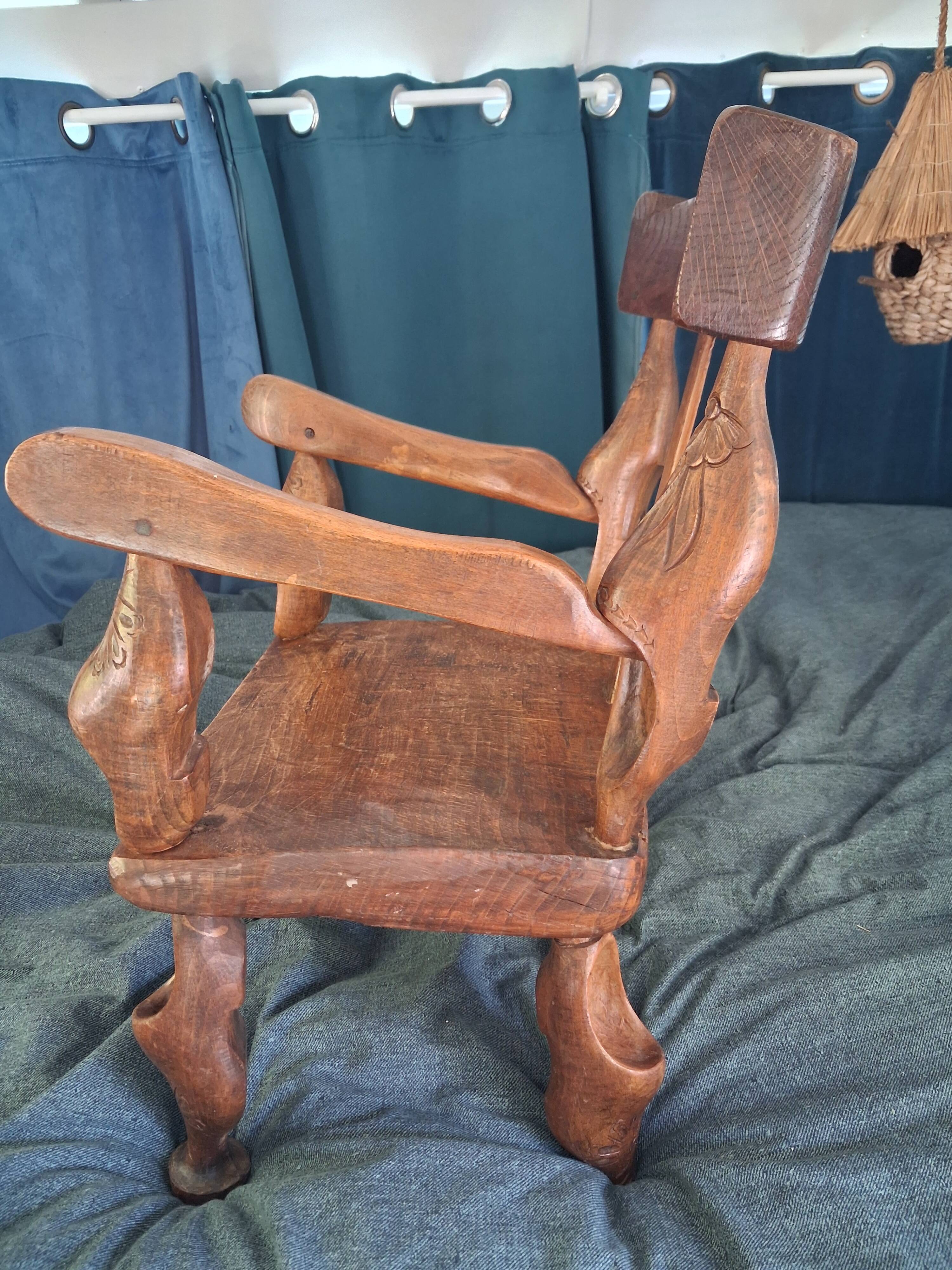 Chaise enfant en chêne sculpté. Ancien meuble breton