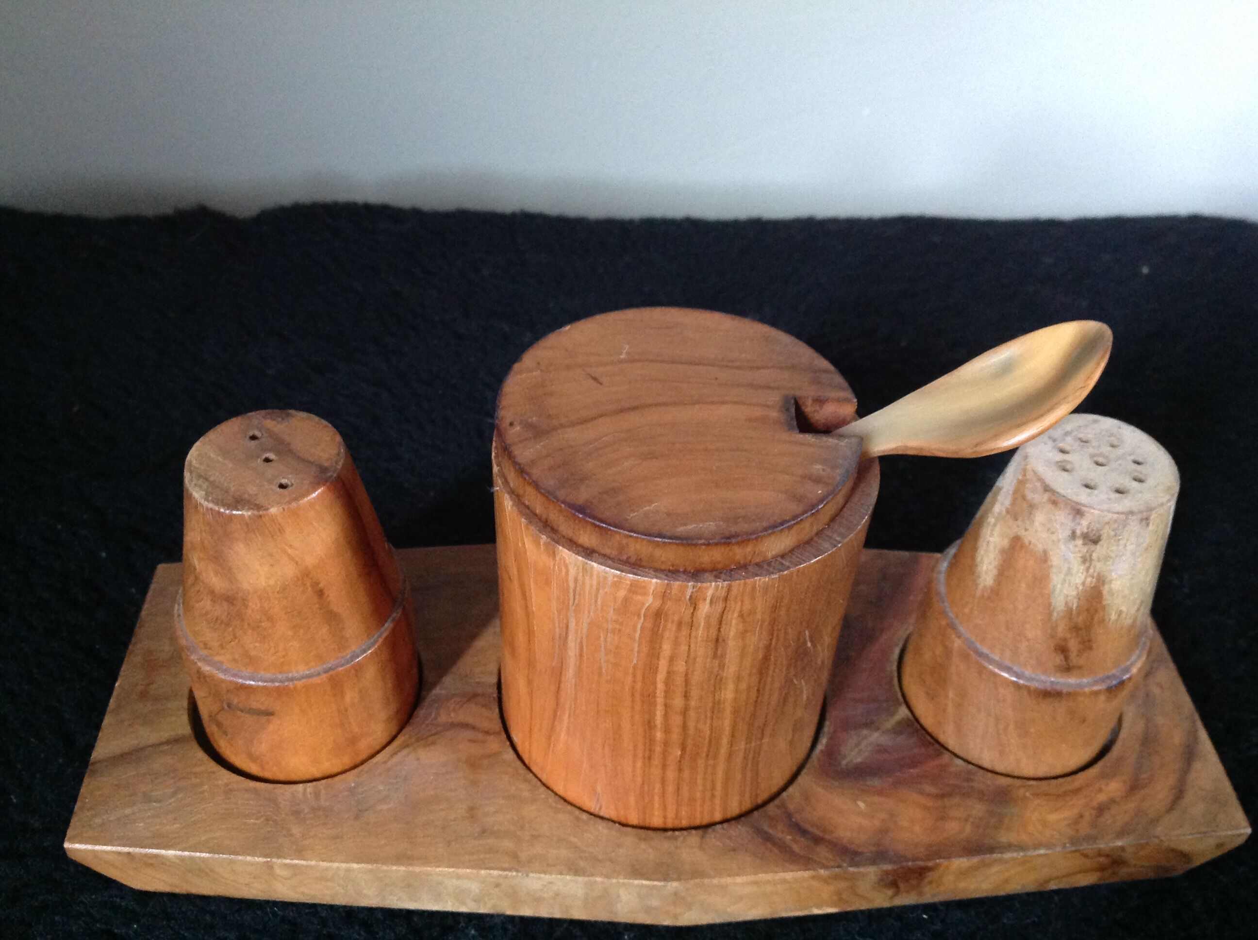Servant salt pepper wood olivier