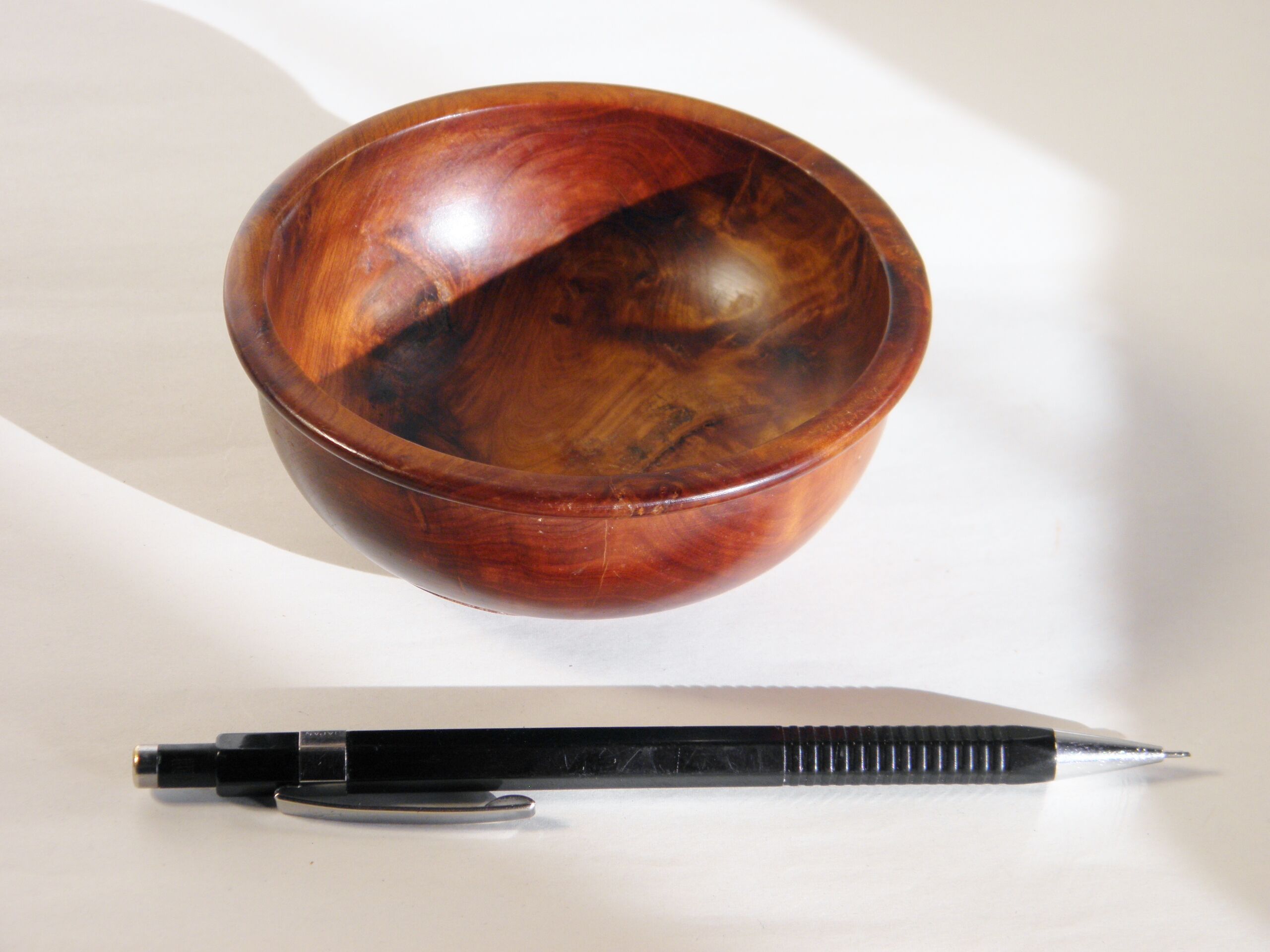 Trinket bowl in thuya magnifying glass 10 cm